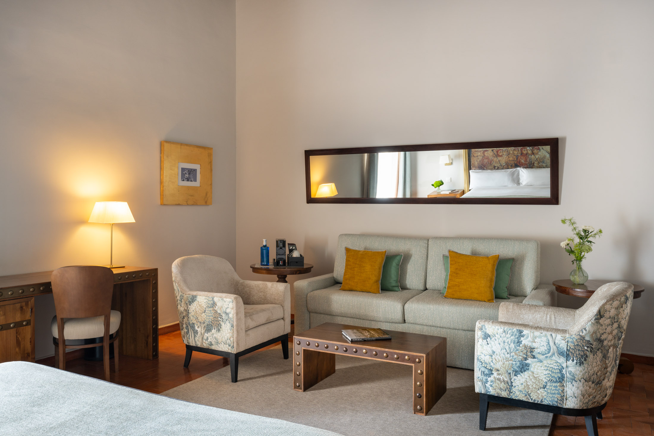 Zona de salón de habitación doble superior con artesonado en el Parador de Trujillo