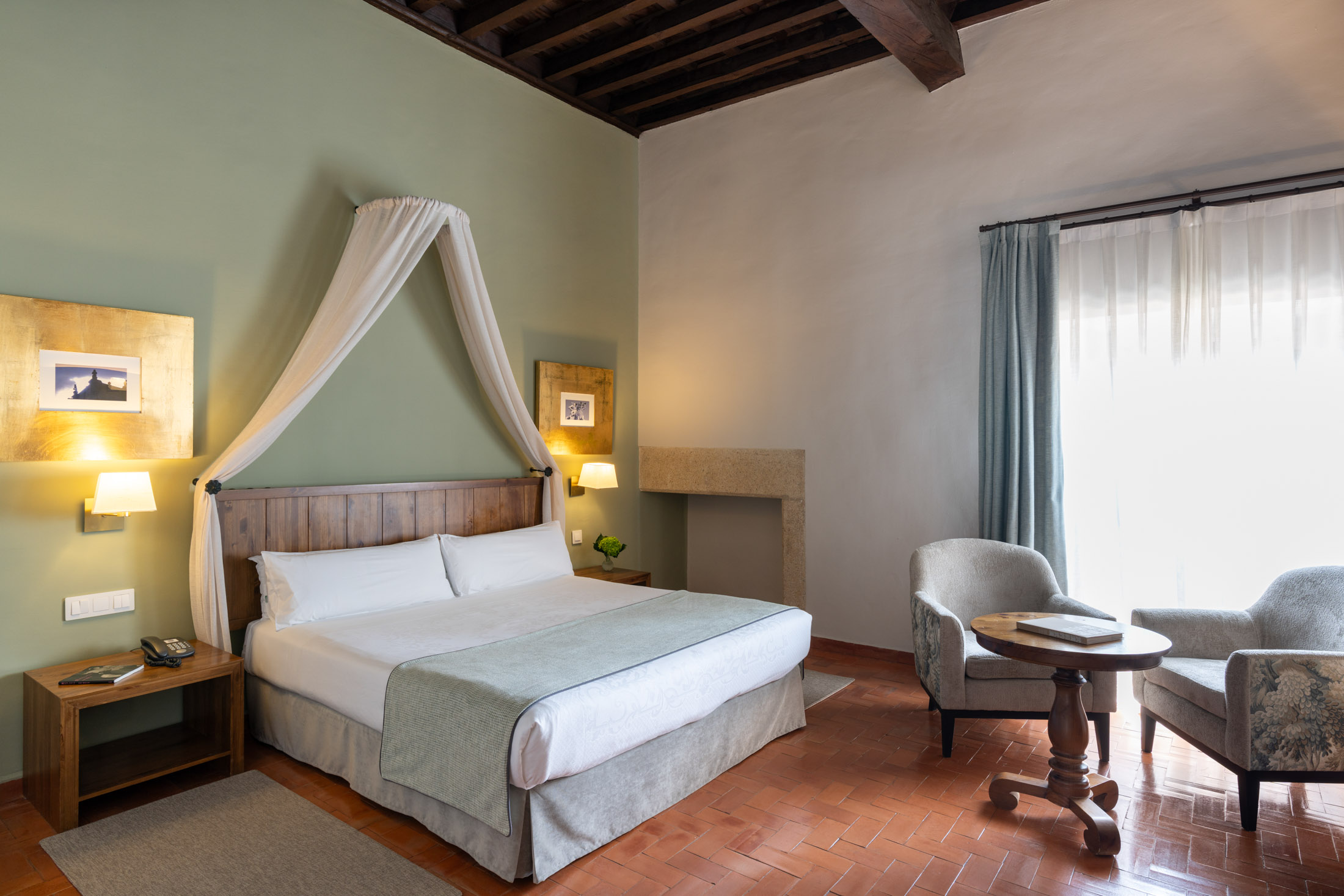 Habitación estándar con cama de matrimonio en el Parador de Trujillo