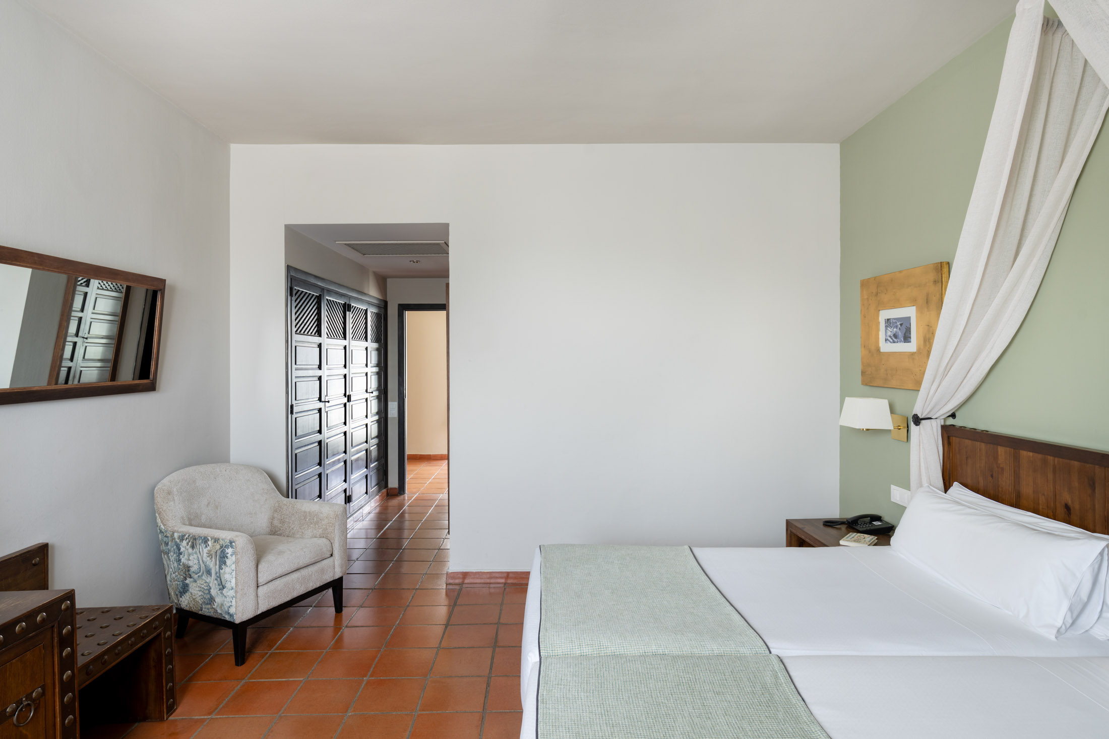Baño de habitación estándar en el Parador de Trujillo