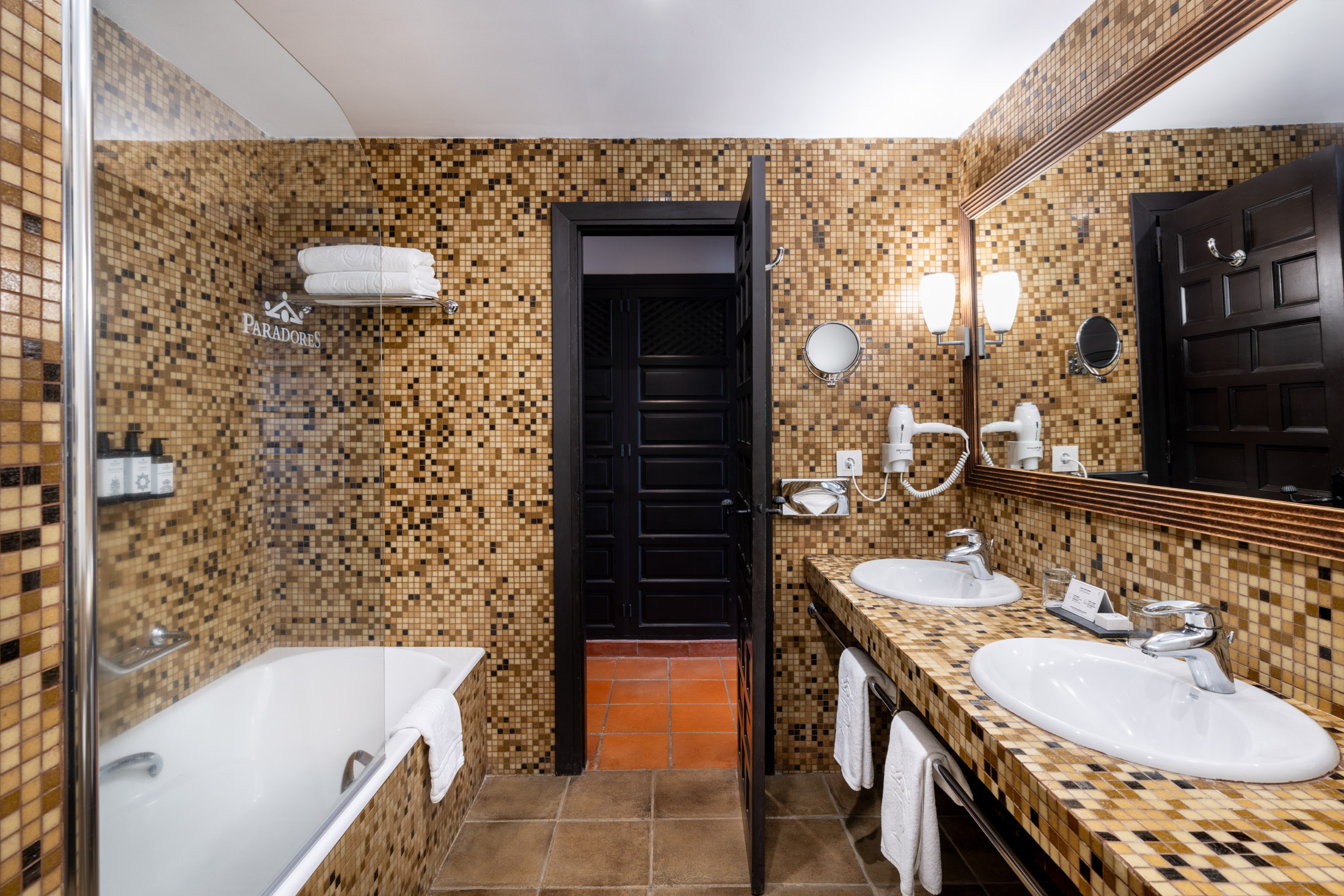 Baño de habitación estándar del Parador de Trujillo