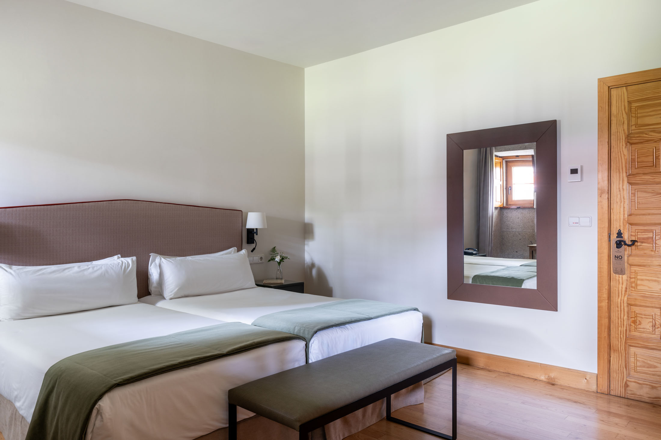 Habitación doble accesible con dos camas del Parador de Tui