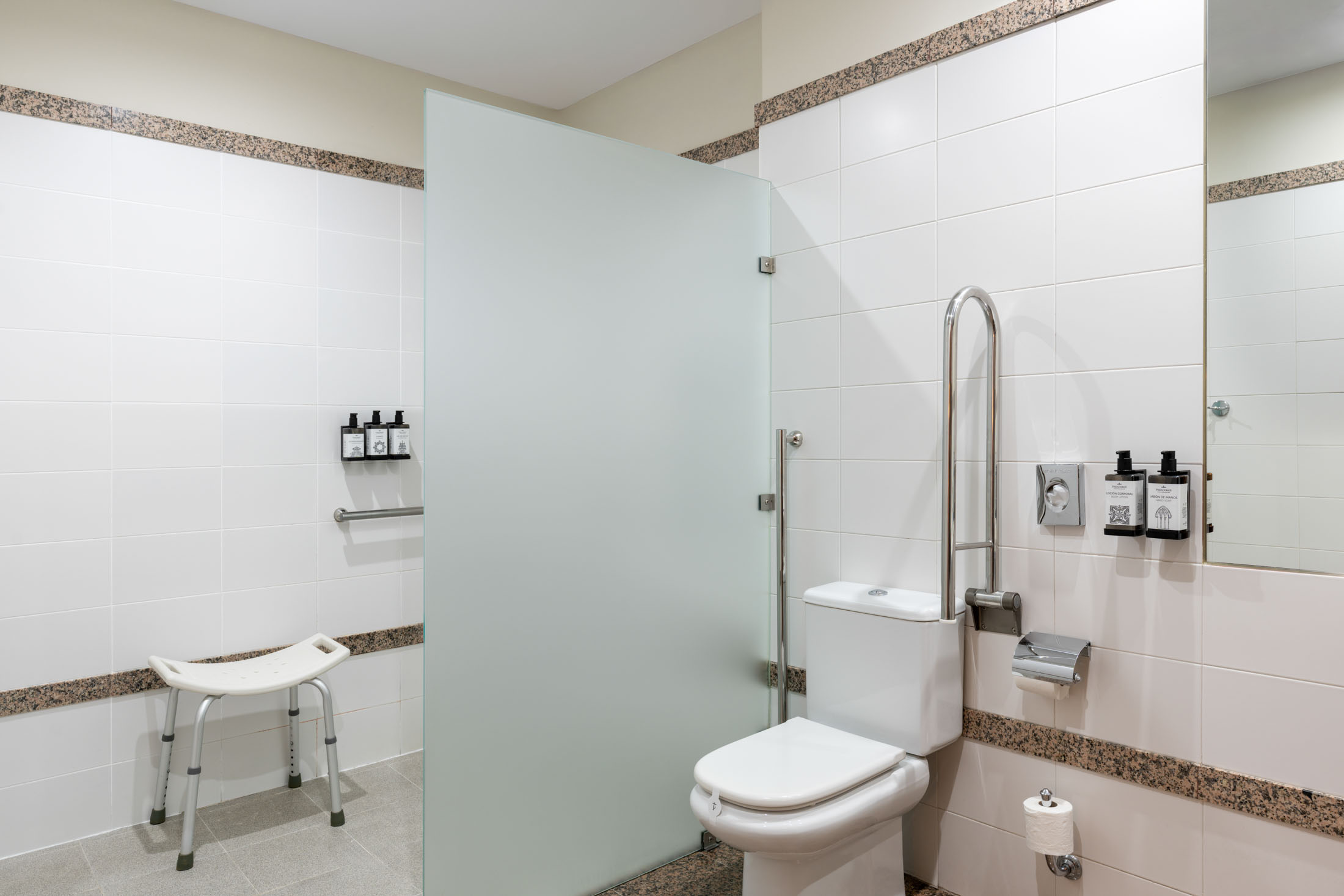 Baño de habitación doble accesible del Parador de Tui
