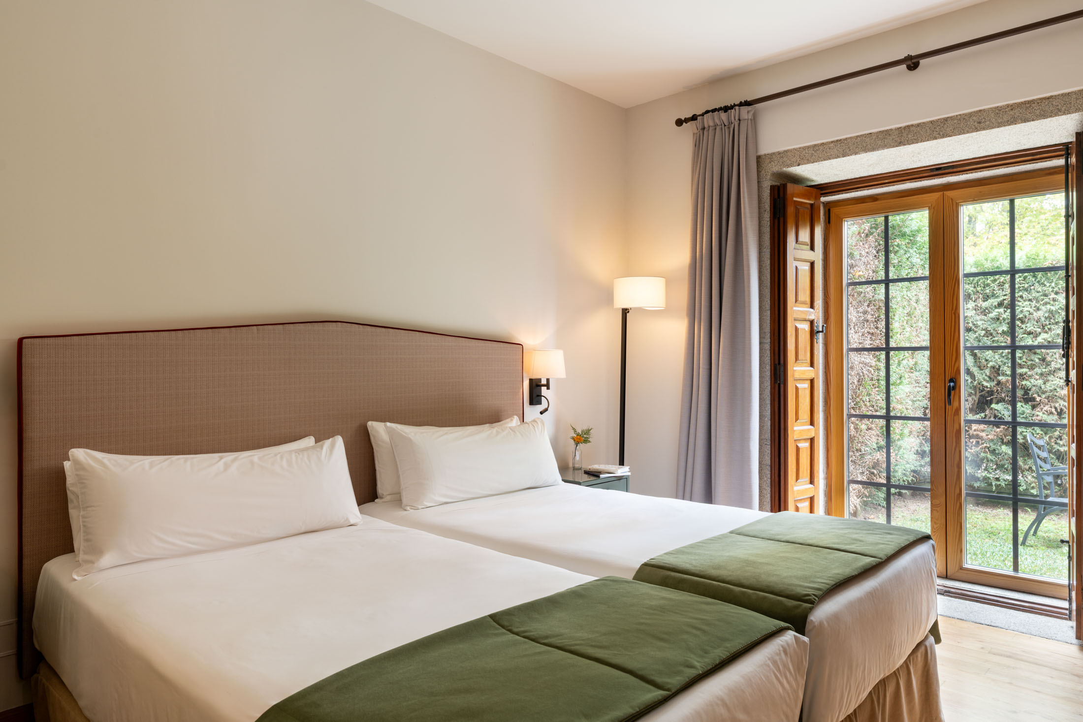 Habitación doble estándar con dos camas del Parador de Tui