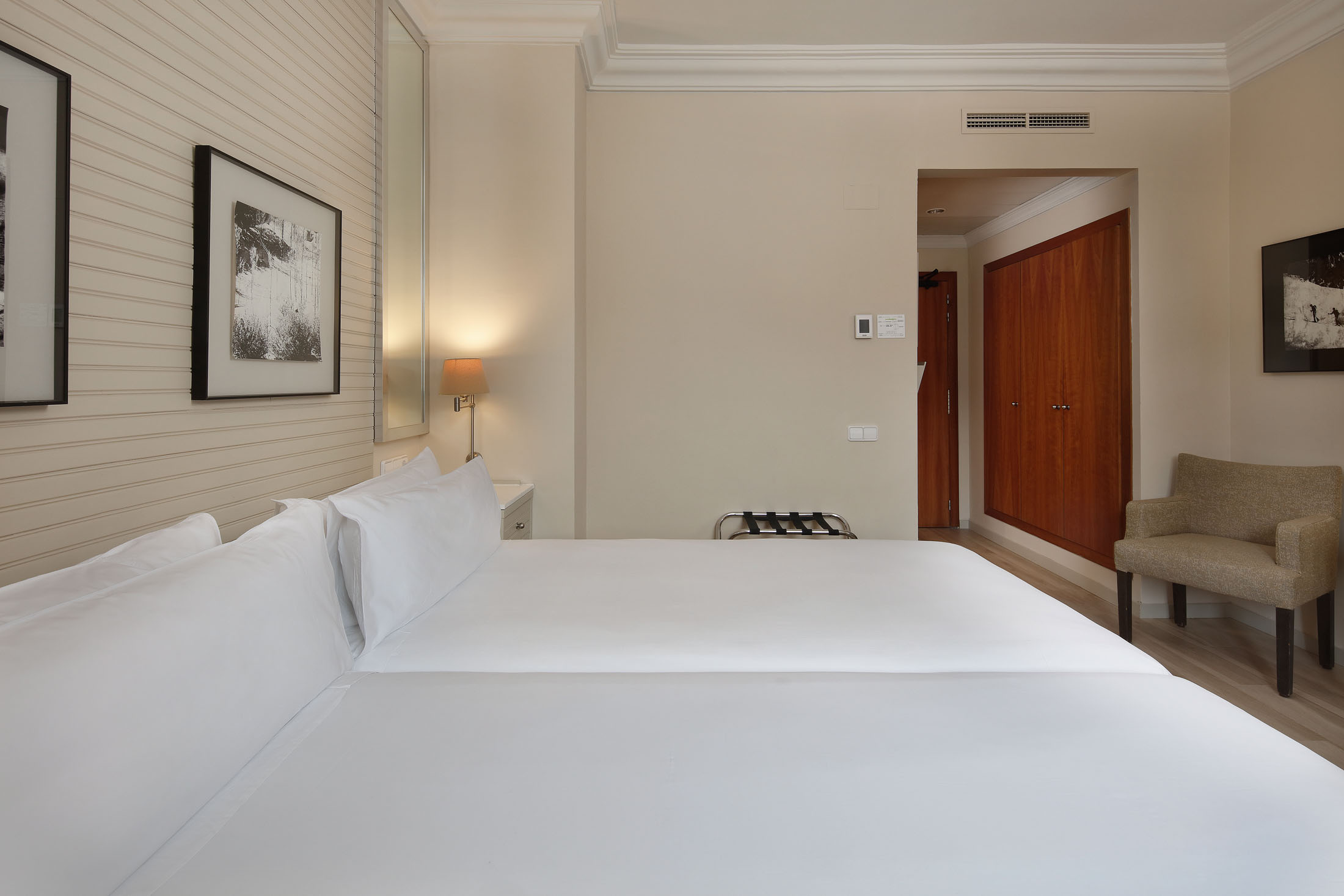 Camas de habitación doble estándar en el Parador de Vielha