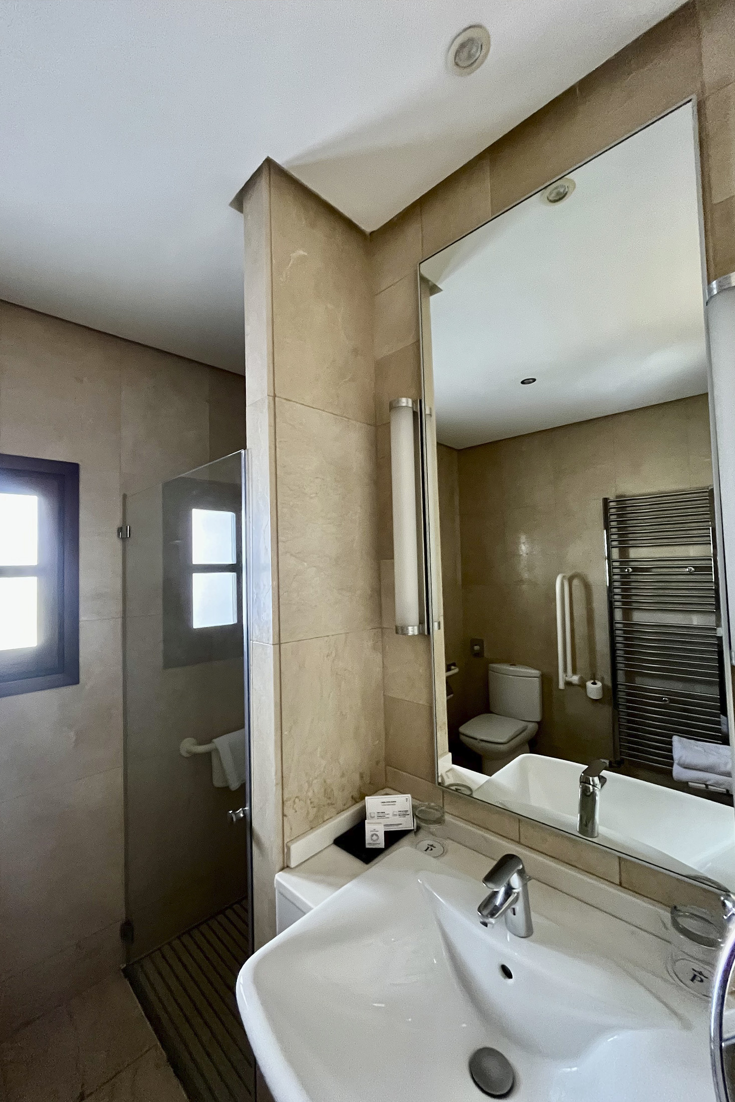 baño de habitación doble accesible en el Parador de Zafra