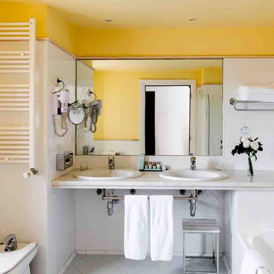 Baño de habitación doble estándar en el Parador de Tortosa