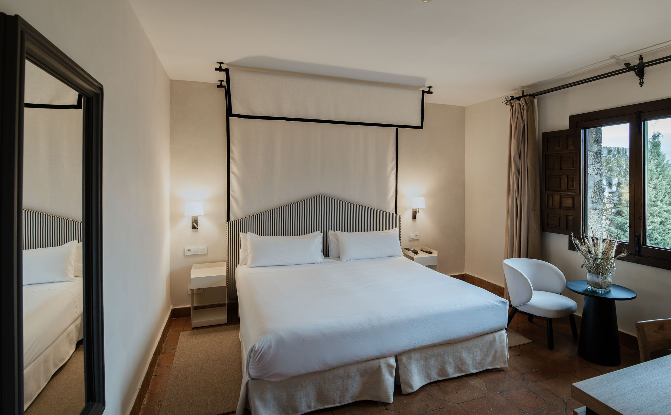 Habitación doble estándar con cama doble en el Parador de Jarandilla de la Vera