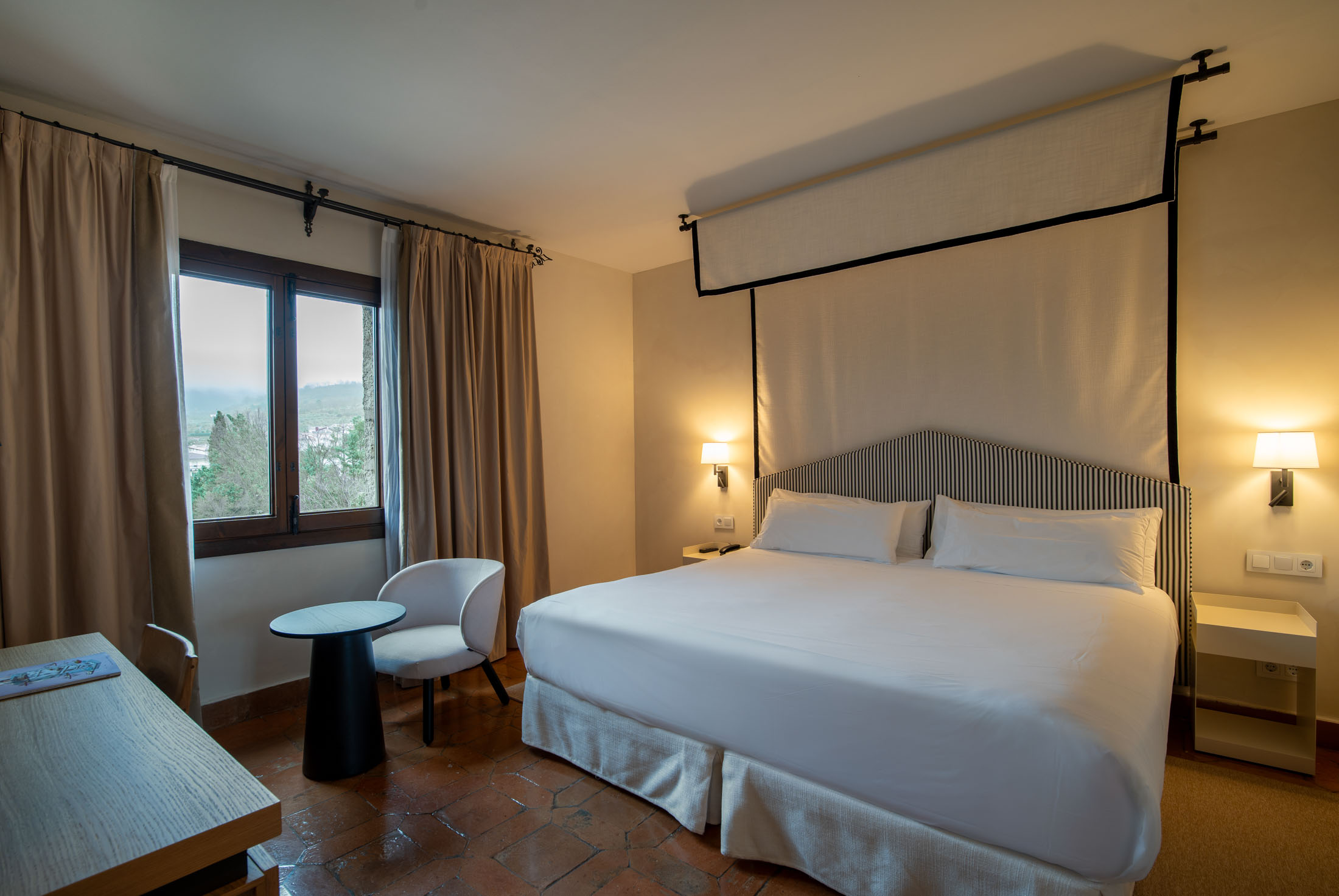 Habitación doble estándar con cama de matrimonio en el Parador de Jarandilla de la Vera