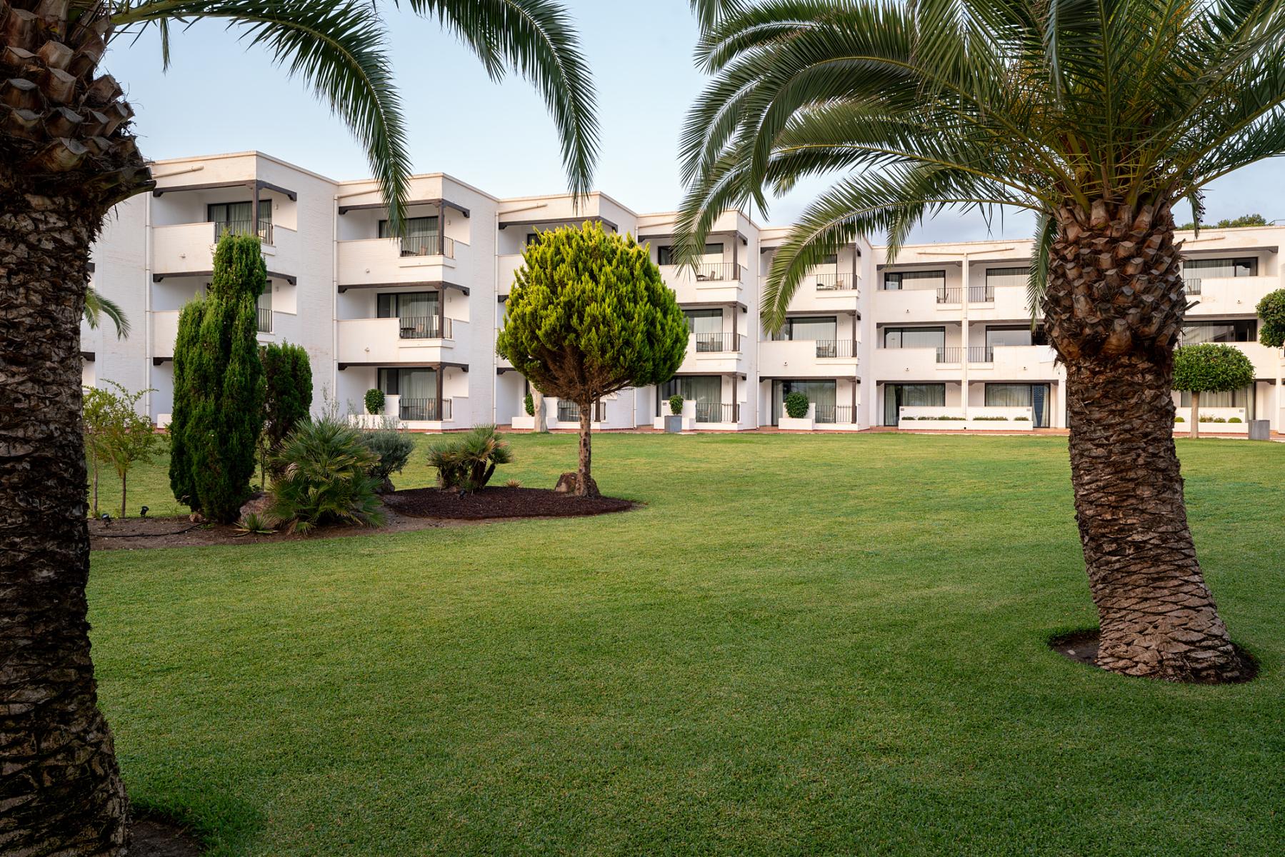 Strände mit kristallklarem Wasser und wilder Natur