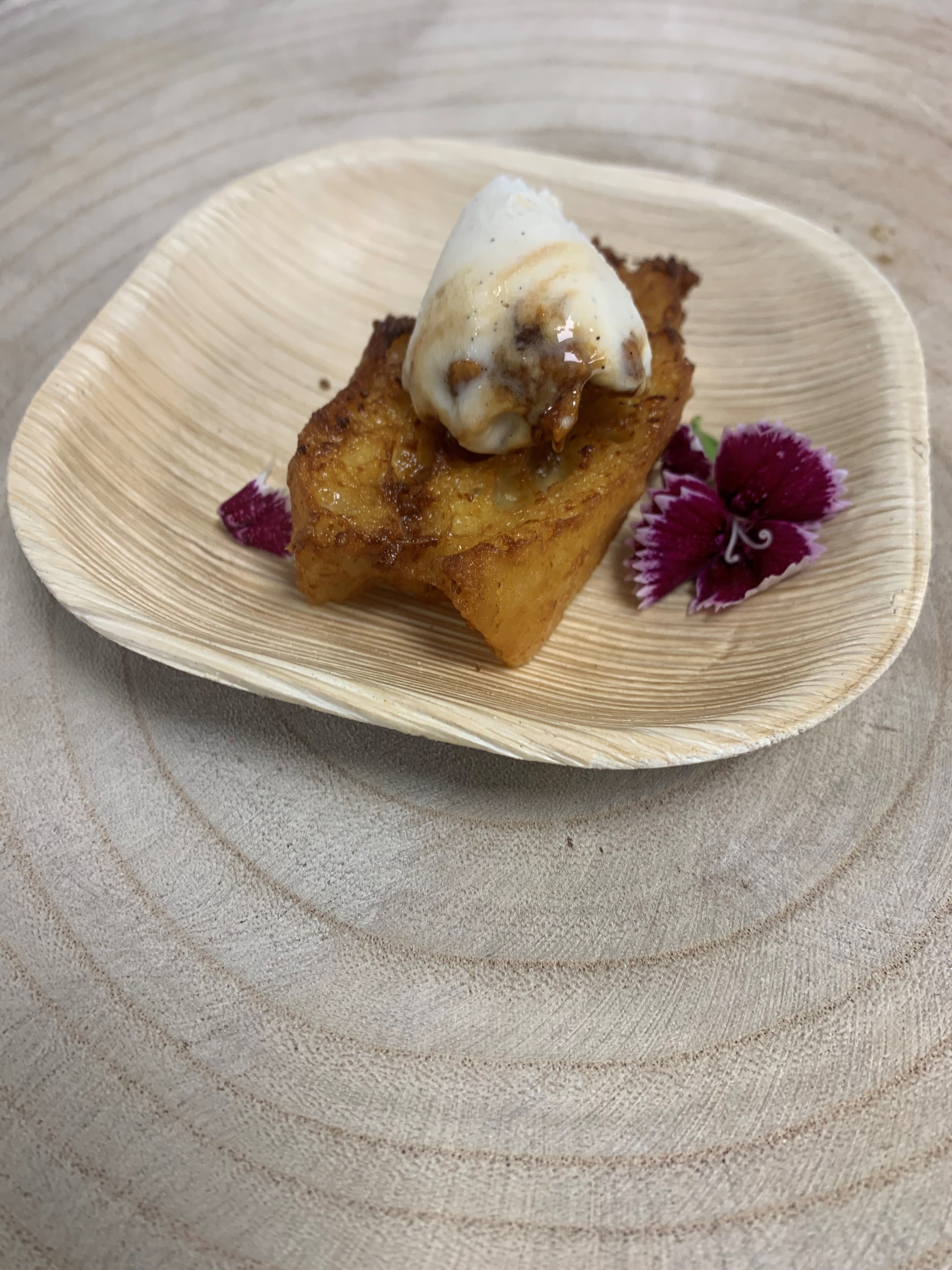 Torrija de Santa Teresa con helado de nueces de Les Garrigues