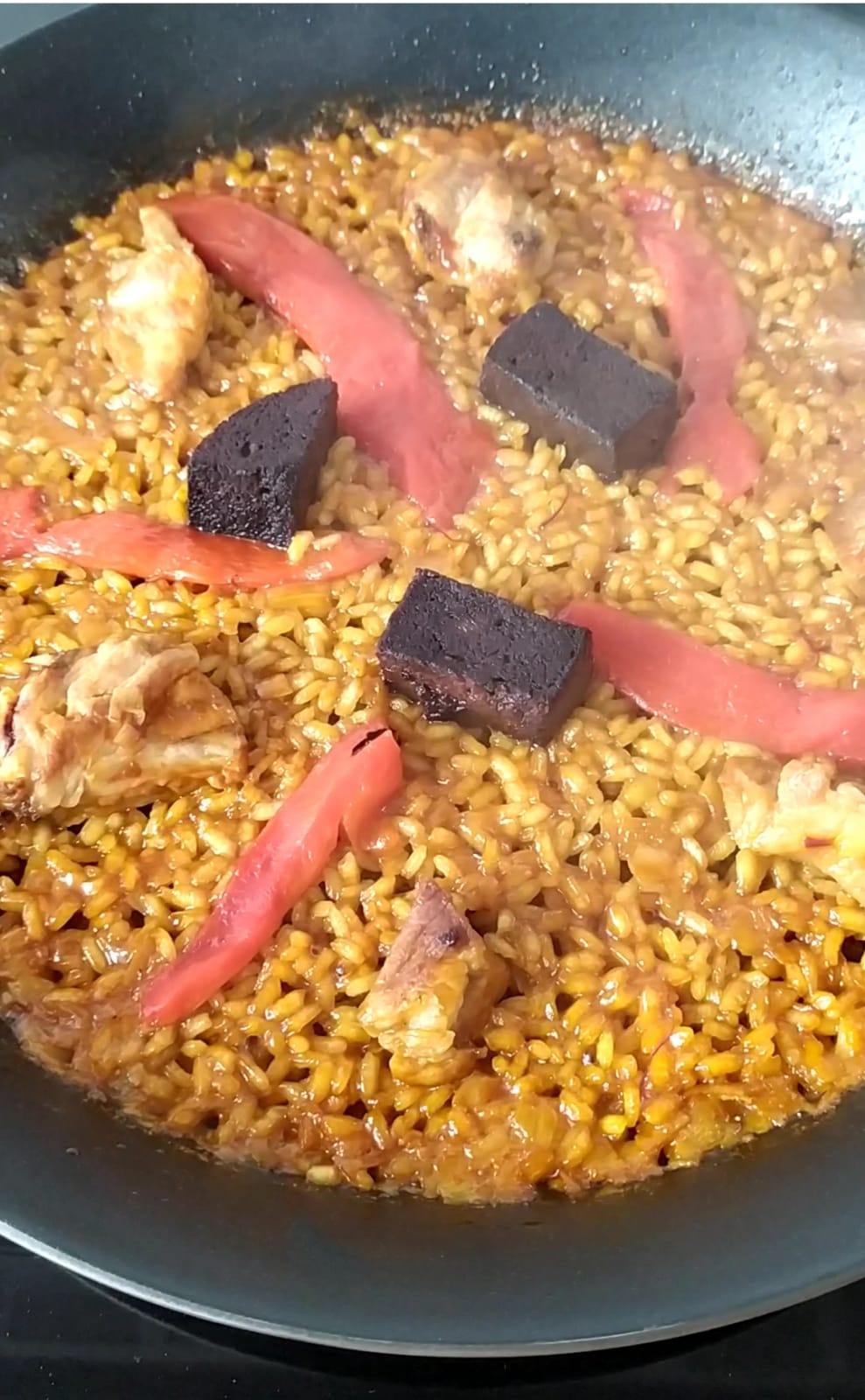 arroz con morcilla, costillas y pimientos