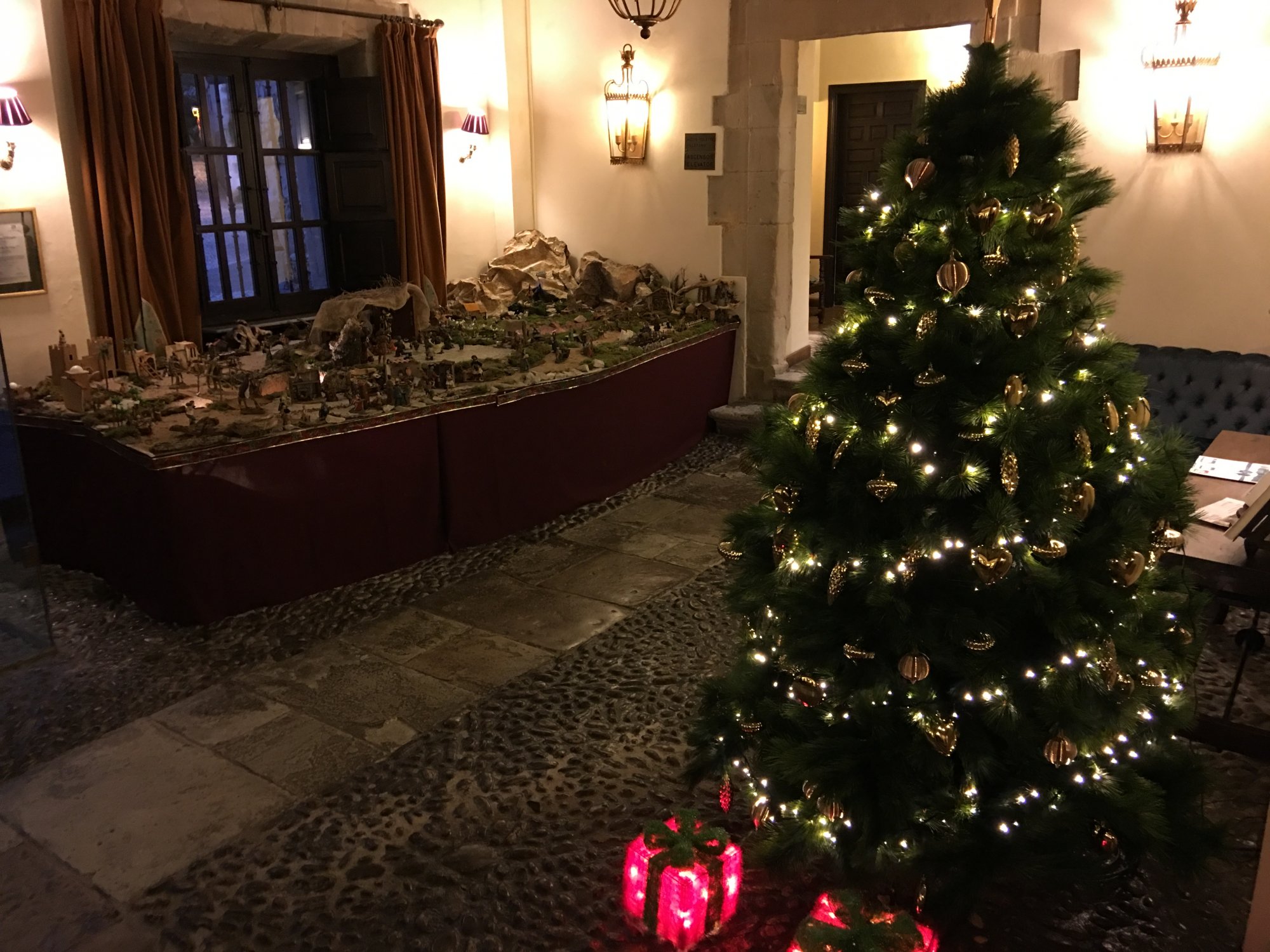 Belén y árbol de Navidad Santillana 