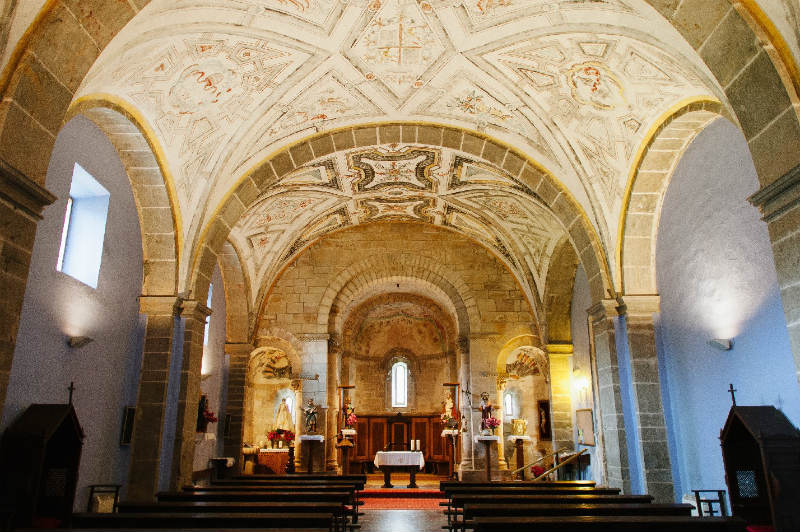 Iglesia románica de San Pedro de Villanueva en el Parador de Cangas de Onís