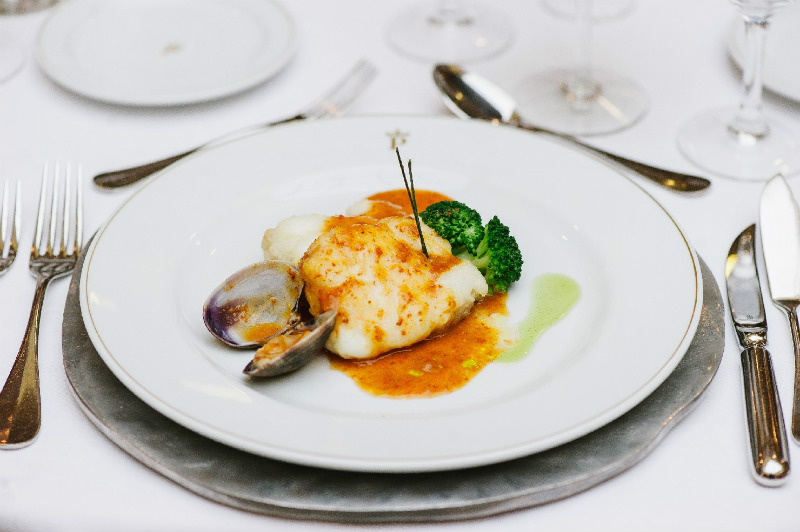 Merluza de pincho con almejas en suave marinera de sidra
