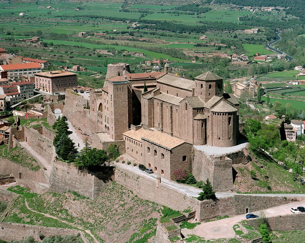 View of the facade of Parador Cardona