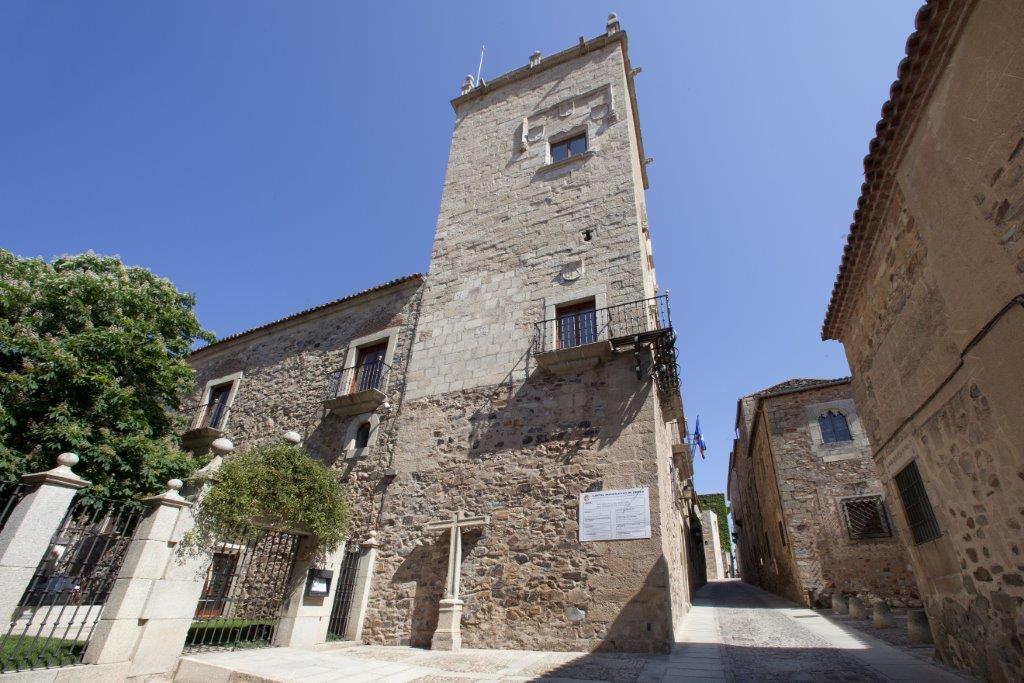 Vista exterior del Parador de Cáceres con su emblemática torre