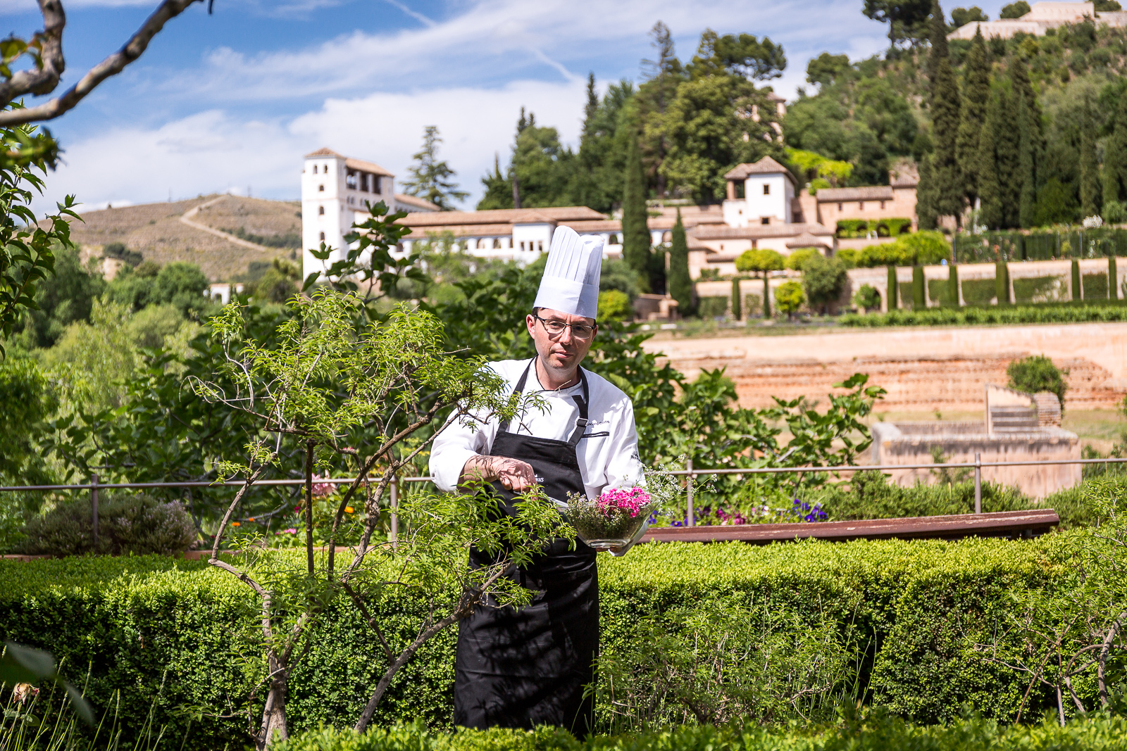 El chef del Parador de Granada se provee de hierbas aromáticas del propio huerto para elaborar el menú