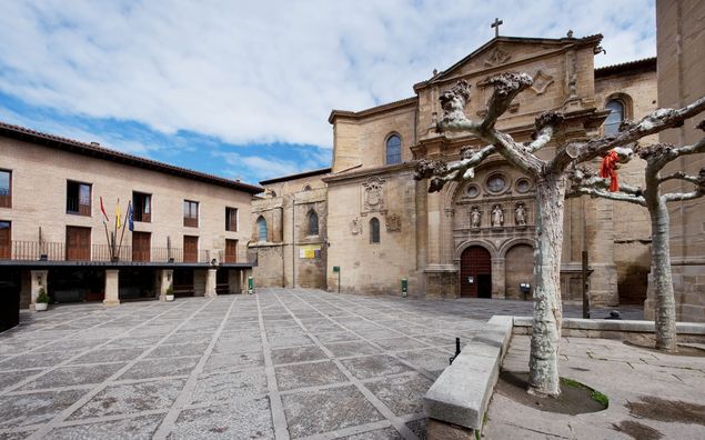 A quaint square at the Parador Santo Domingo de la Calzada