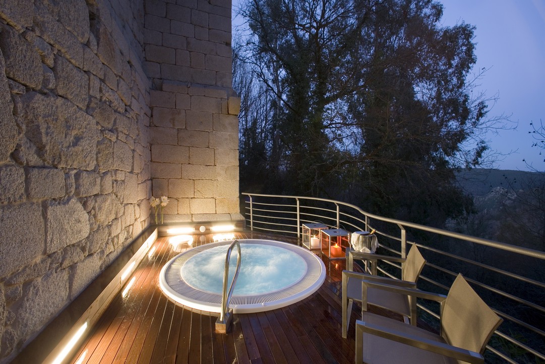 Jacuzzi exterior Parador de Santo Estevo