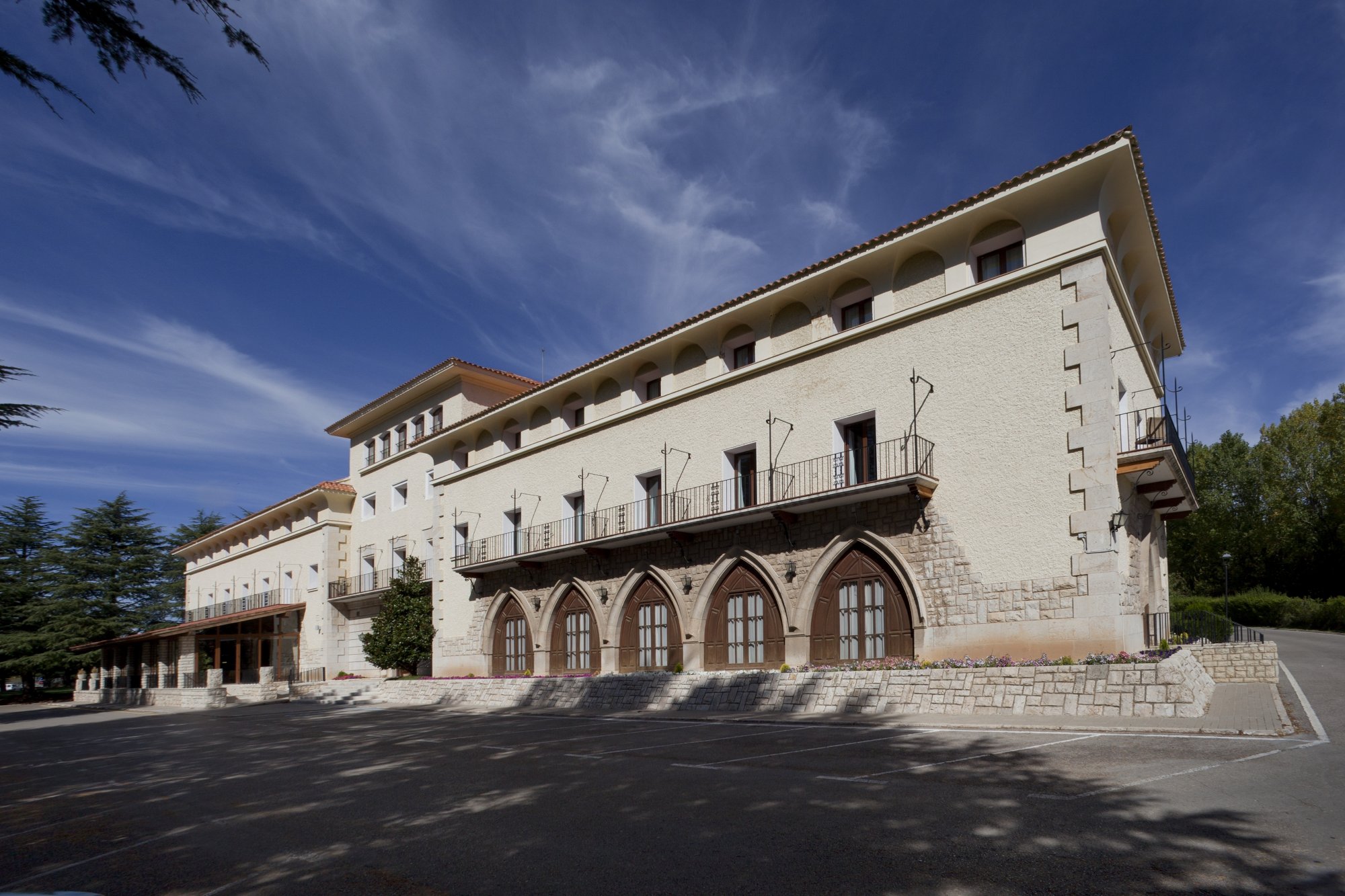 Edificio principal del Parador de Teruel, con sus características arcos ojivales
