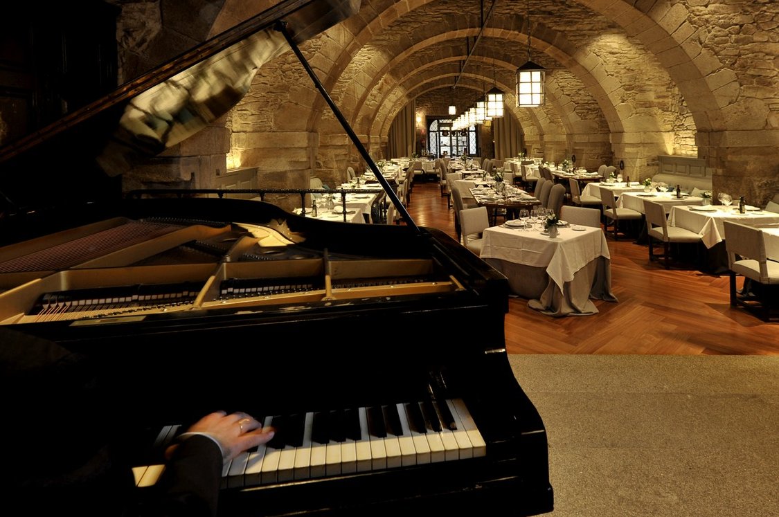 cenas musicales con piano en el Parador de Santiago