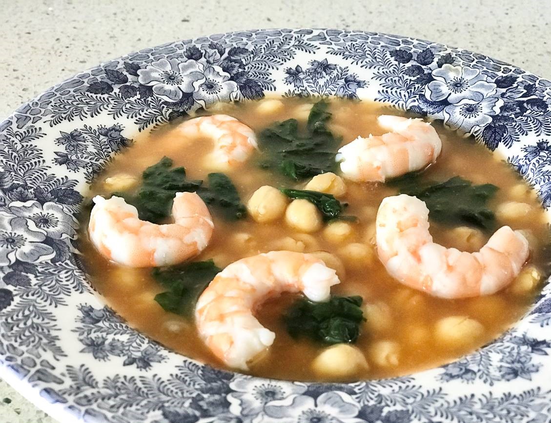 Cazuela de garbanzos con espinacas y langostinos