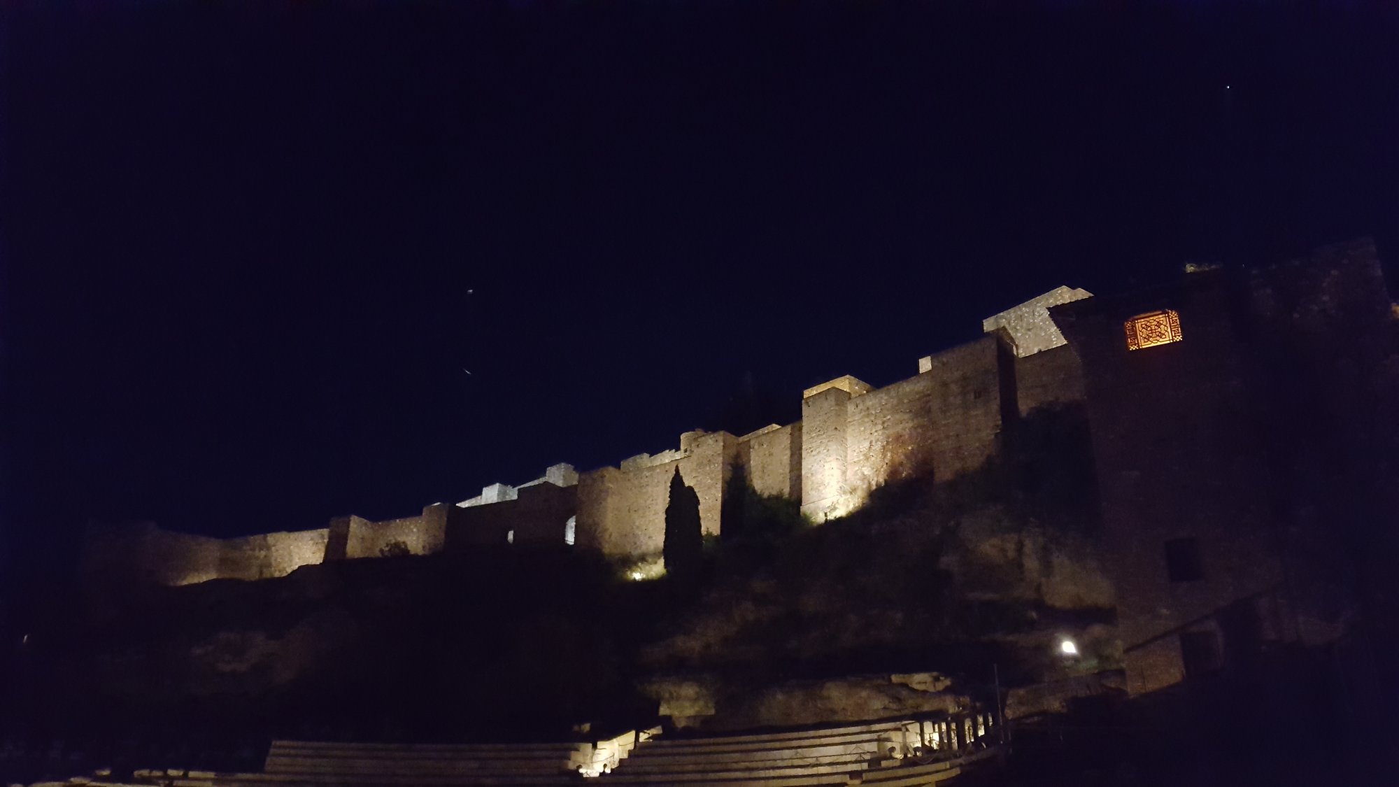 Vistas teatro romano y alcazaba noche Málaga