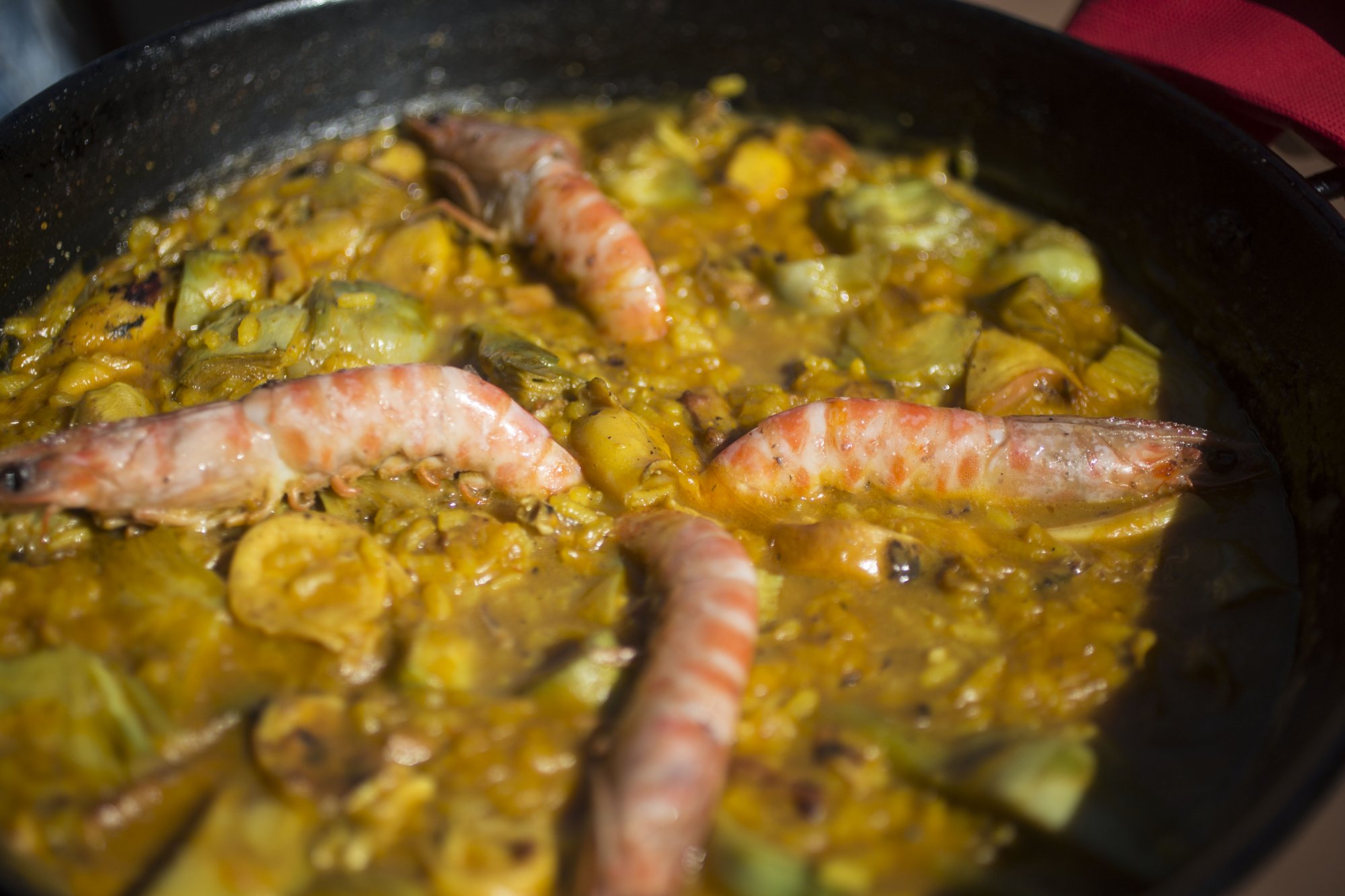 Paella con alcachofas y langostinos