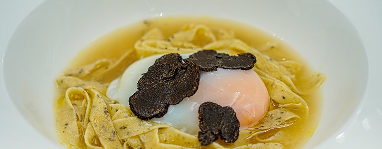 Sopa de cocido con tallarines de Trufa Negra de Soria y huevo a baja temperatura
