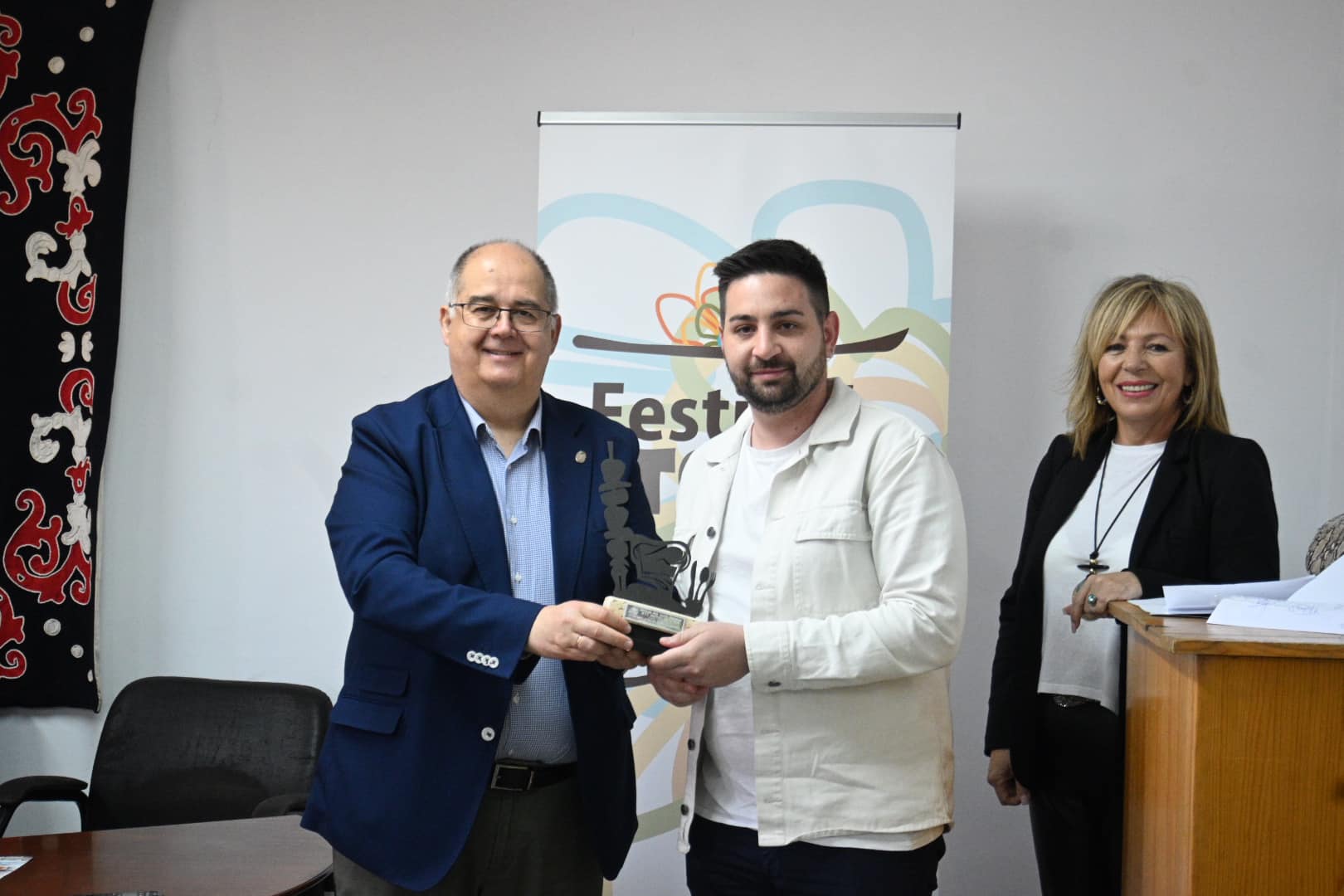 el jefe de Cocina del Parador, José Ismael Serrano Moreno, recibe el premio de manos del alcalde de la ciudad, Juan Carlos Fernández Calderón