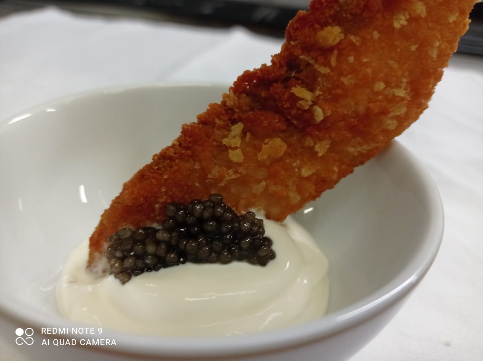 Crujiente de esturión con crema fresca y caviar