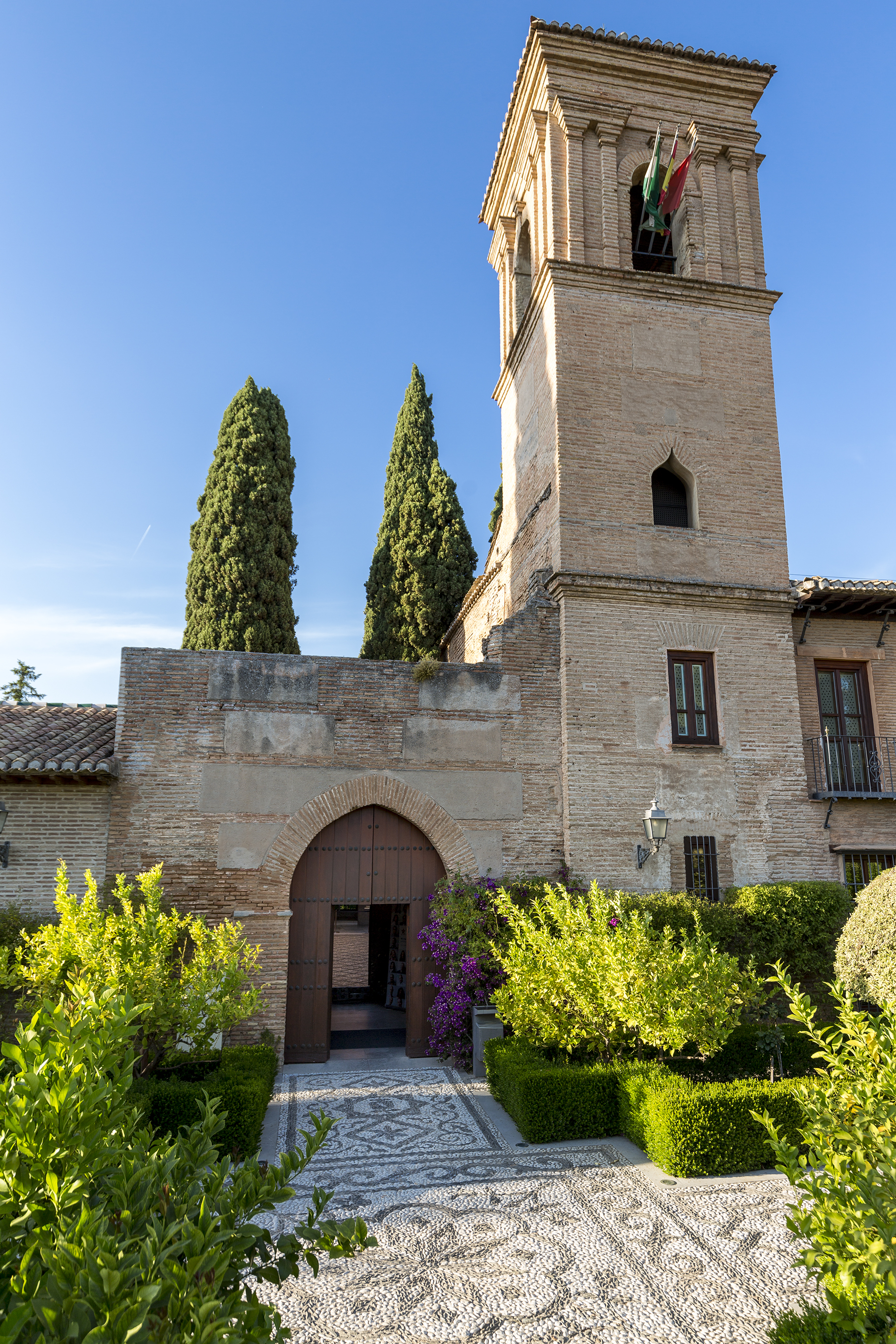 Entrada y Torre del Alba del Parador de Granada