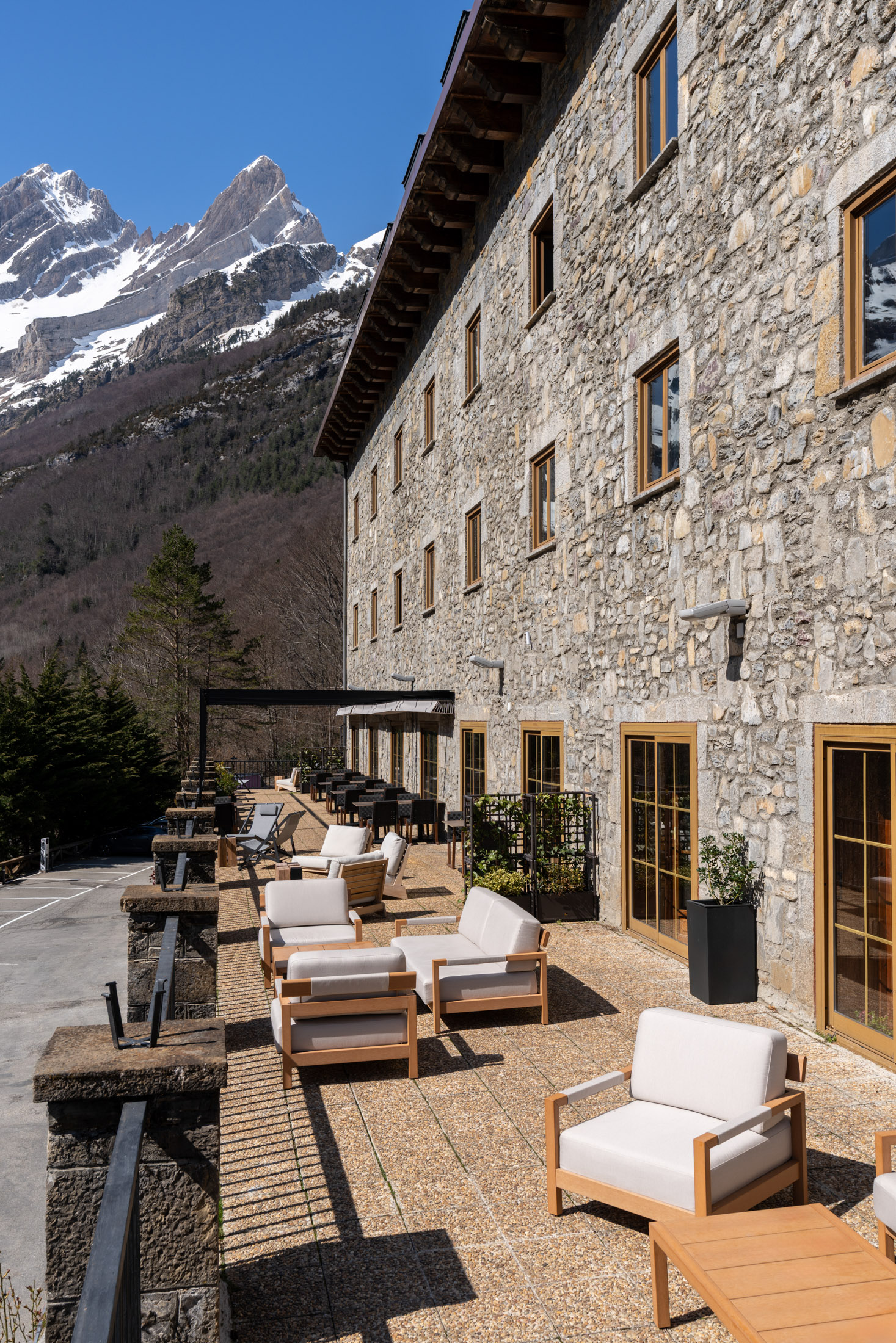 Zona de terraza del Parador de Bielsa con nieve de fondo