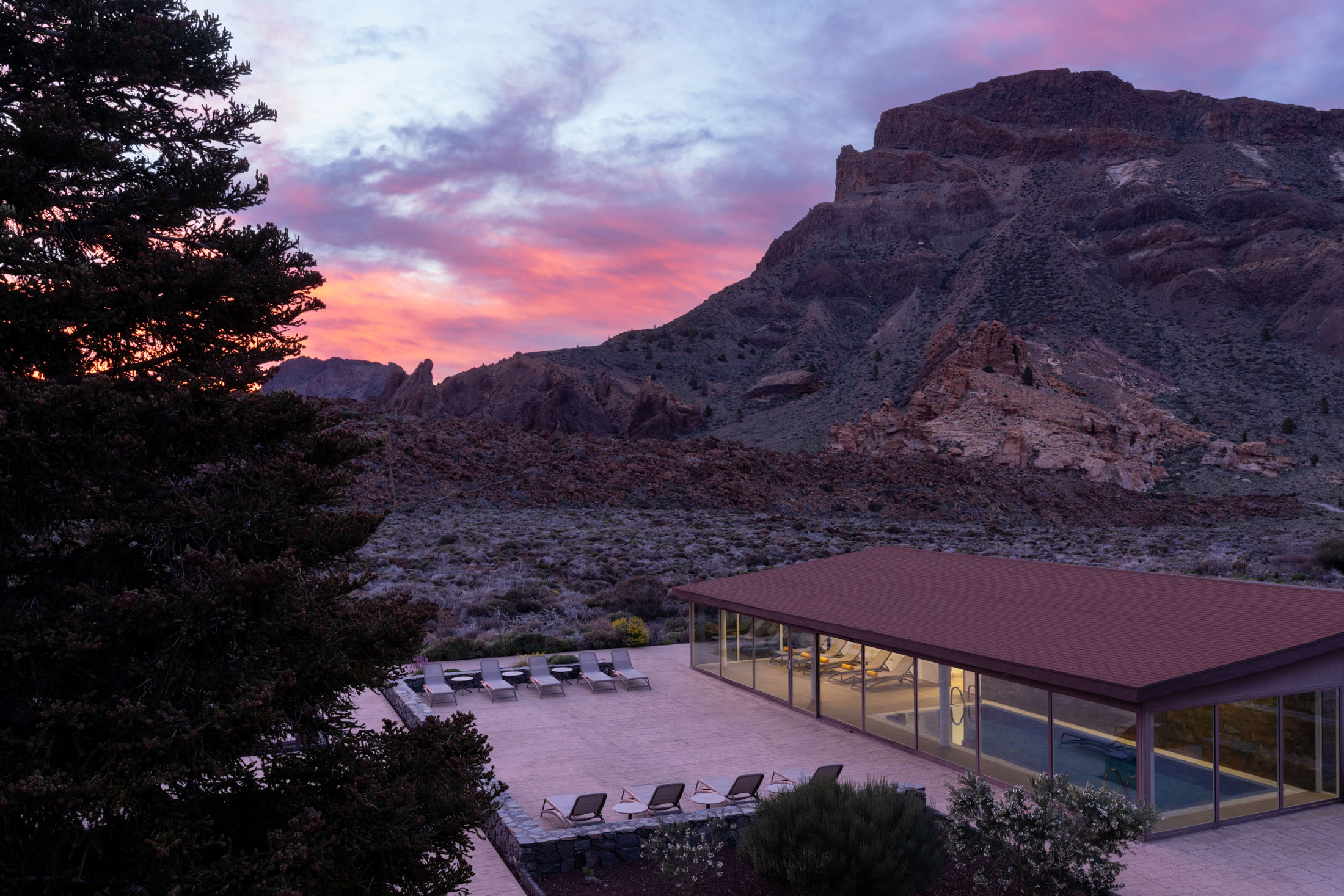 Vista al atardecer de la piscina de Parador de Las Cañadas del Teide