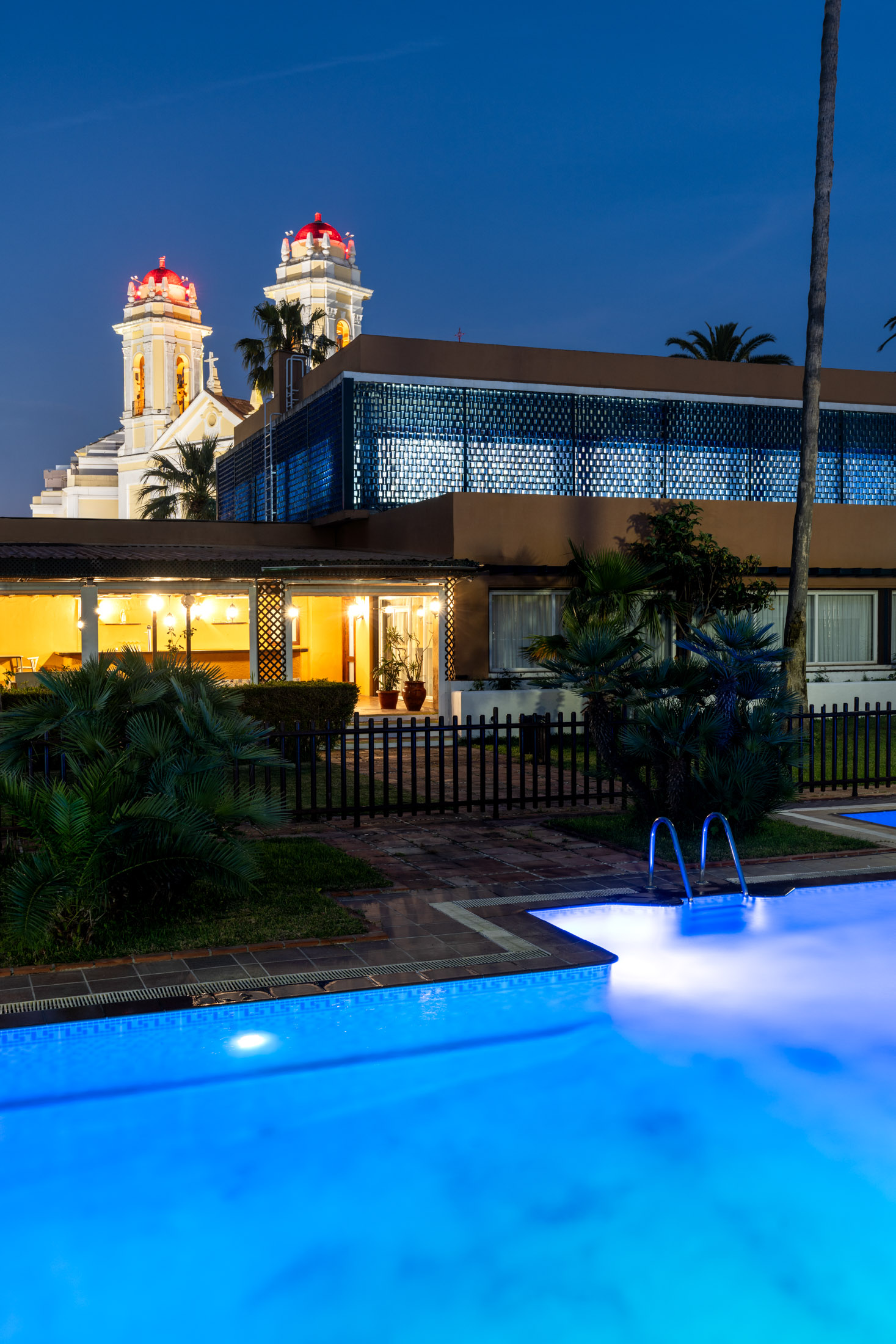 Vista nocturna de la piscina del Parador de Ceuta