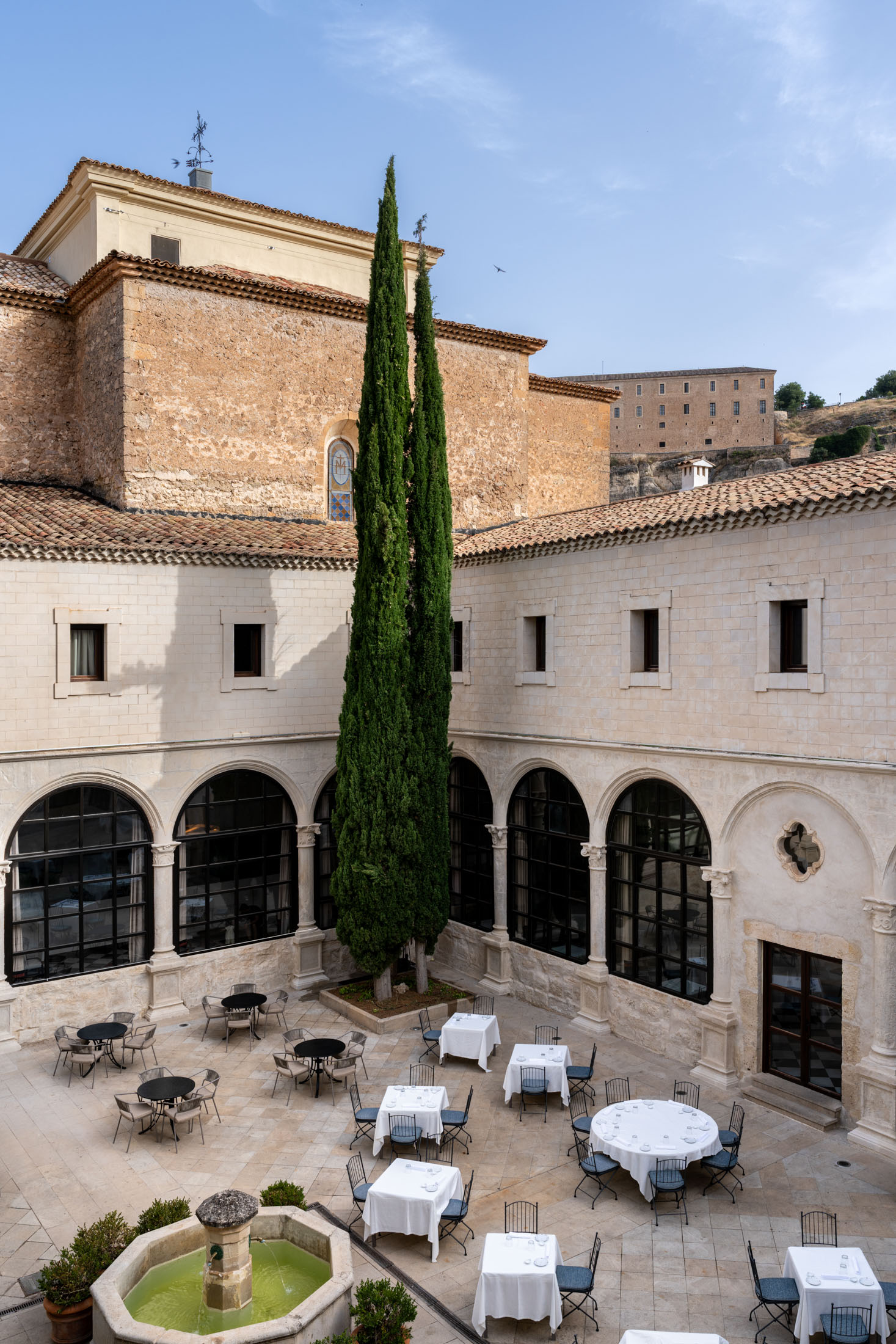 Terraza del claustro del Parador de Cuenca