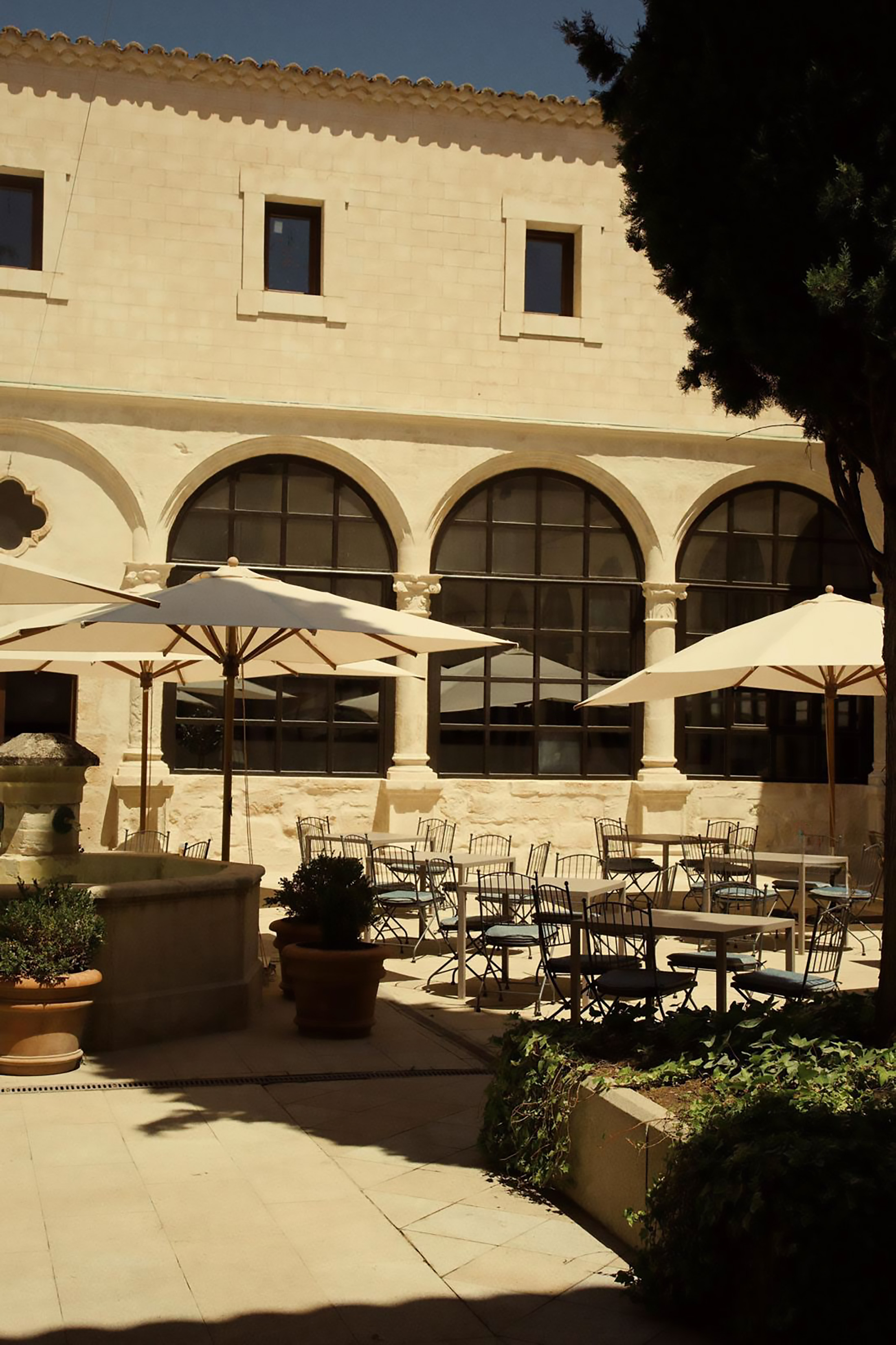 Terraza del claustro del Parador de Cuenca