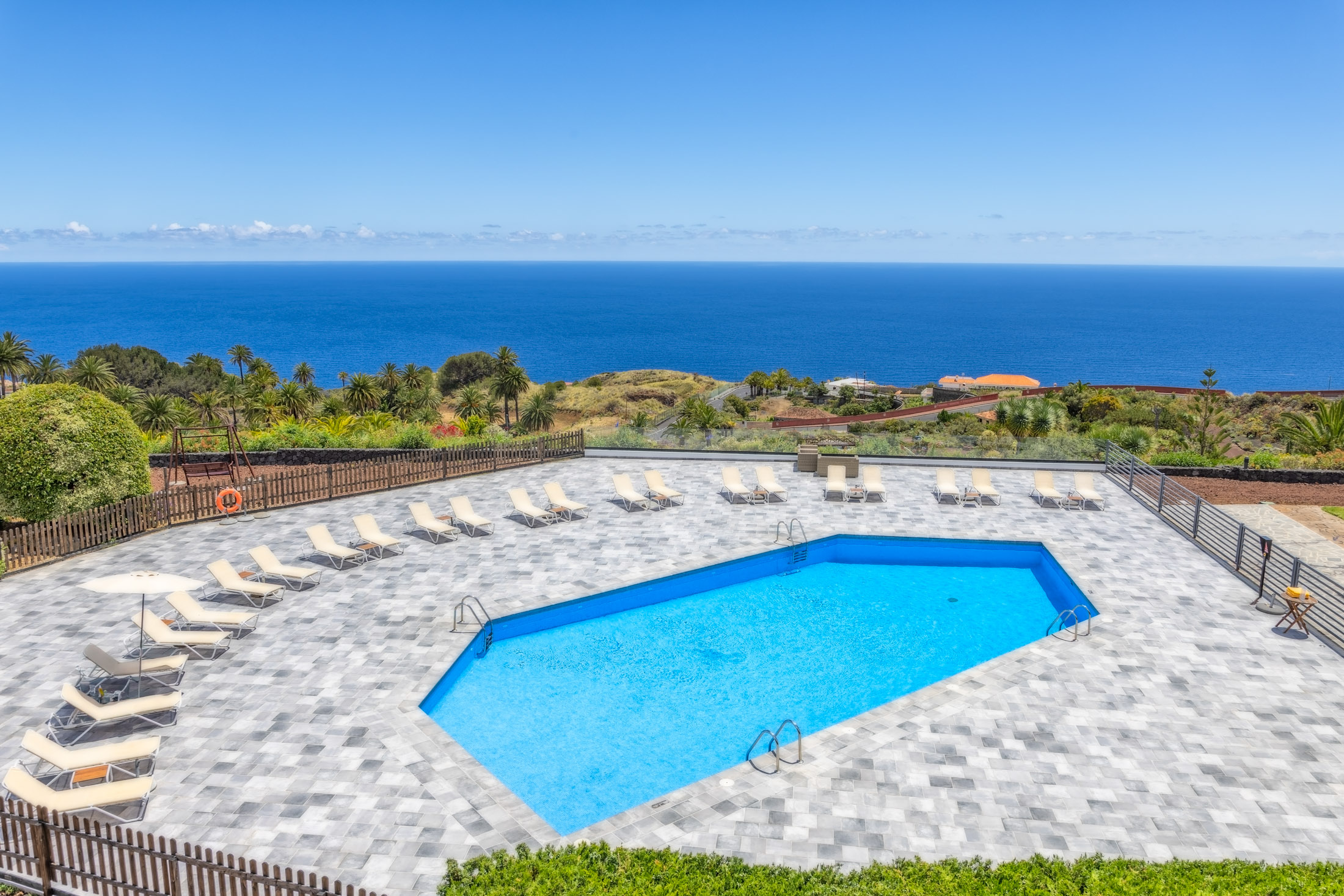 Foto panorámica de la piscina del Parador de La Palma