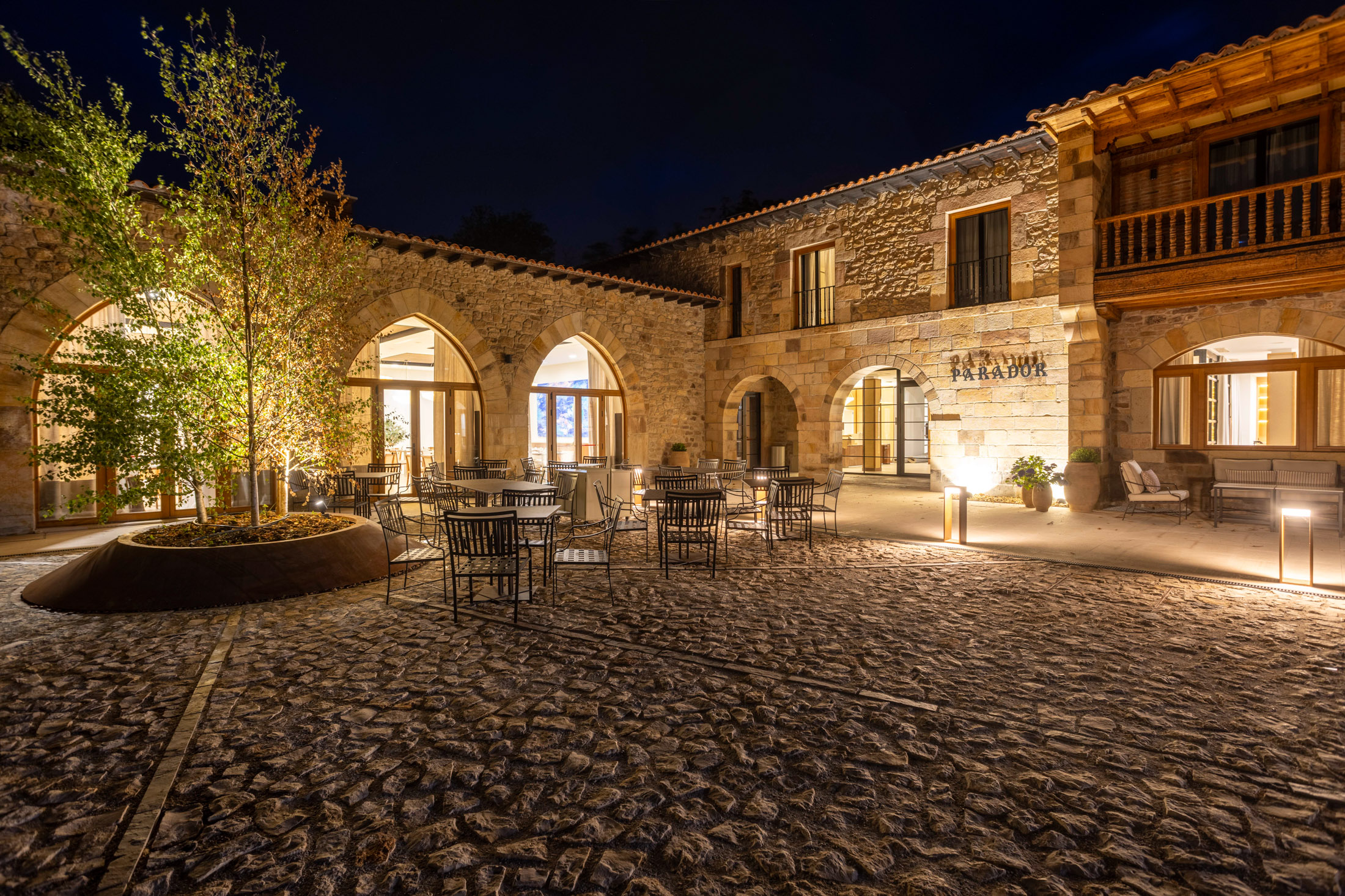 Terraza nocturna del Parador de Santillana Altamira