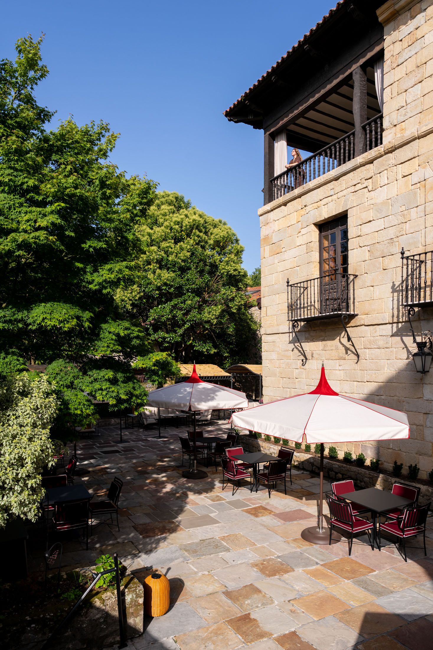Fachada con terraza del Parador de Santillana Gil Blas