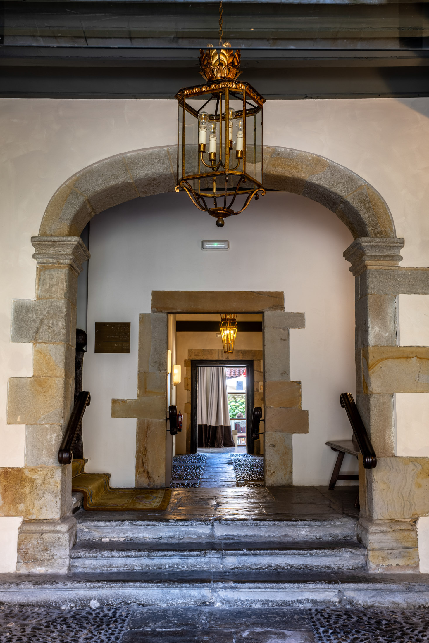 Acceso al Parador de Santillana Gil Blas