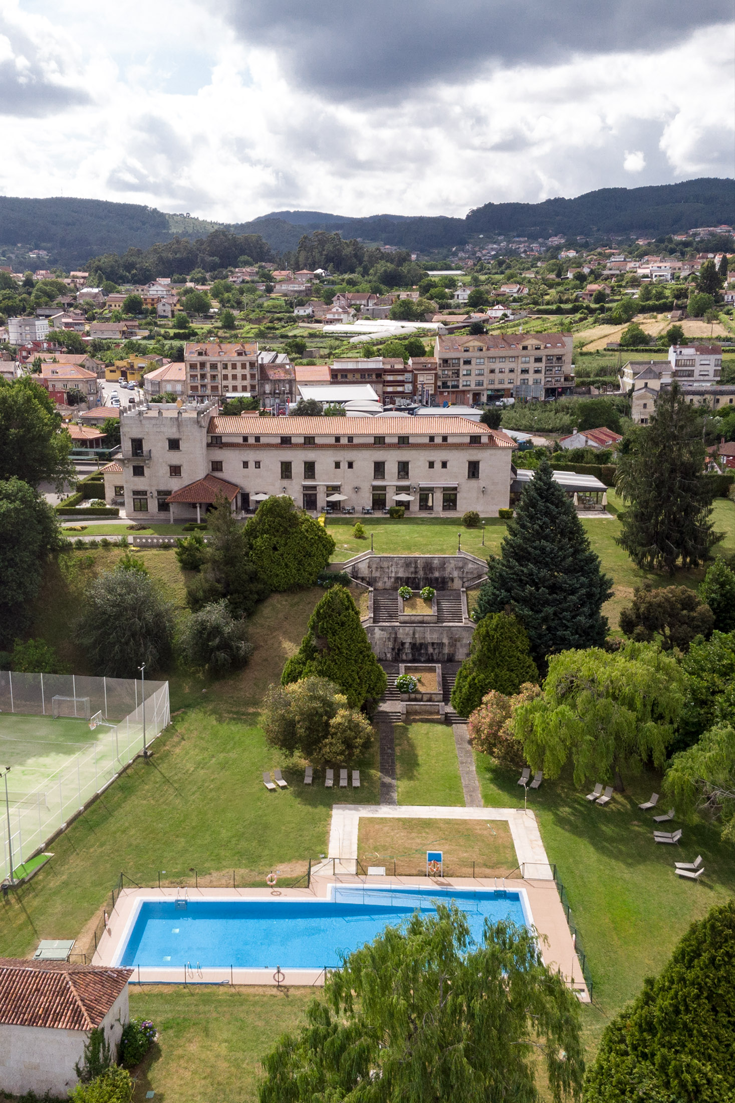 Vista aérea del Parador de Tui y su piscina