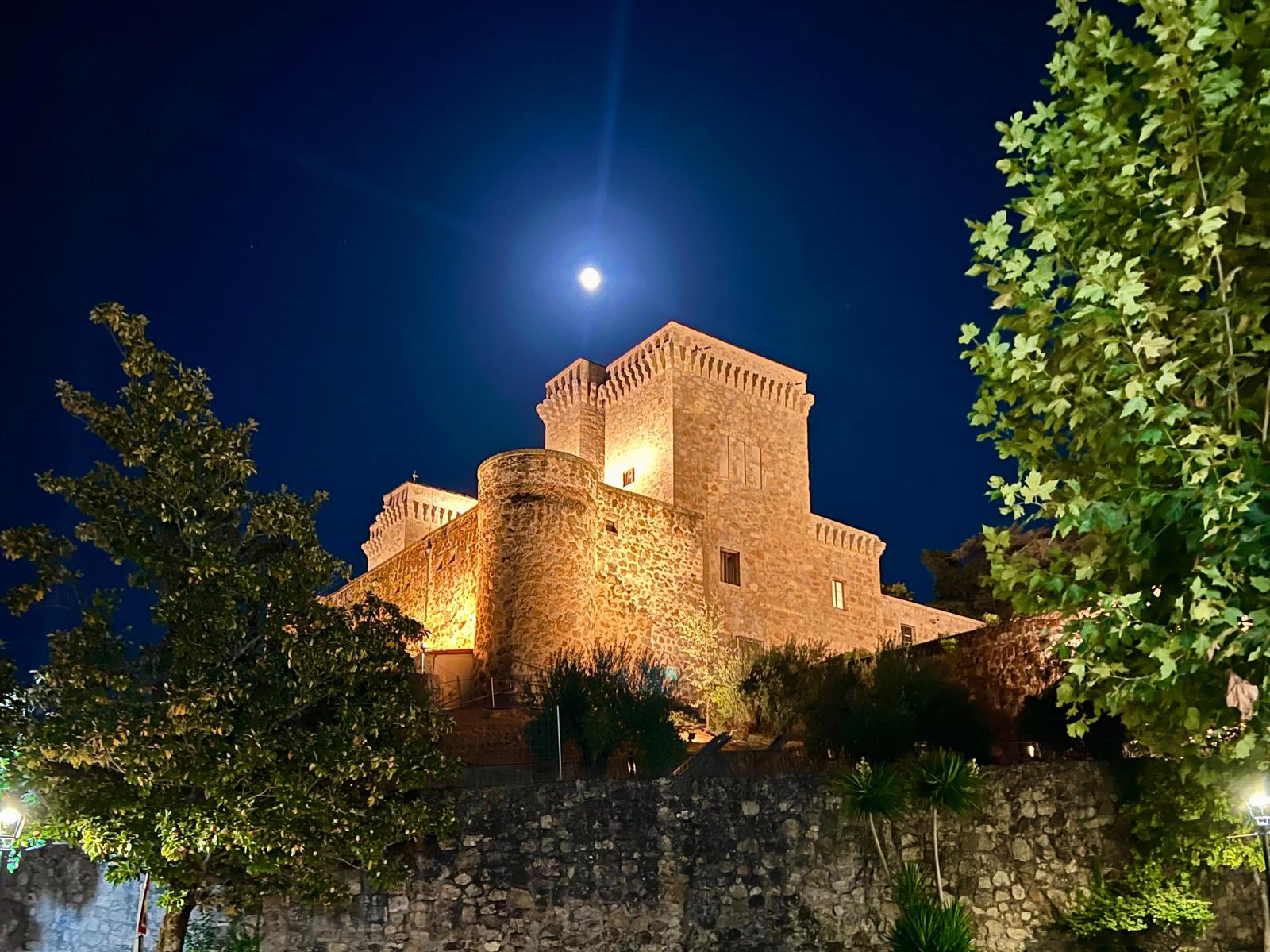 Foto nocturna del Parador de Jarandilla de la Vera