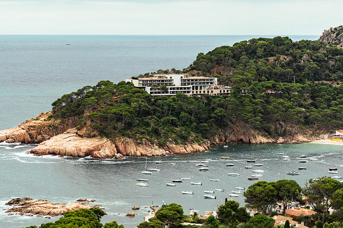 Parador de Aiguablava en lo alto del acantilado de la Punta d’es Muts