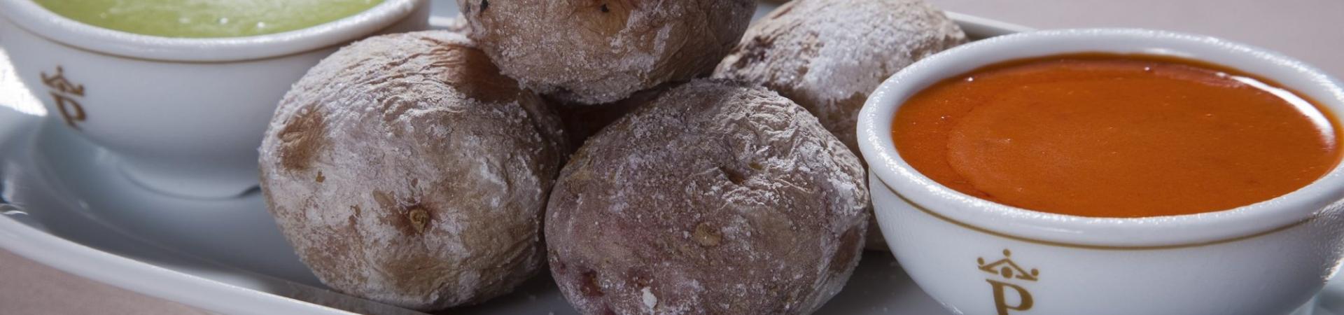parador_de_la_gomera_56_papas_arrugadas_con_sus_mojos.jpg parador_de_la_gomera_56_papas_arrugadas_con_sus_mojos.jpg
