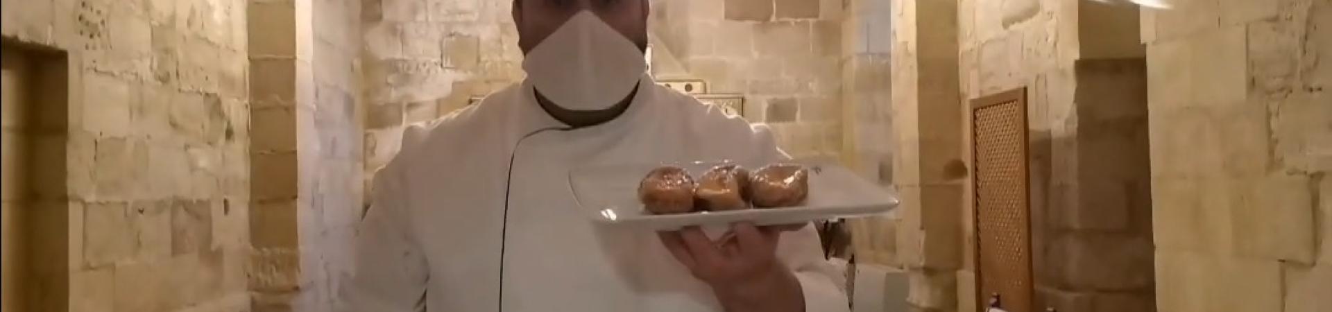 ruben_urbano_con_las_torrijas_del_parador_de_siguenza.jpg ruben_urbano_con_las_torrijas_del_parador_de_siguenza.jpg