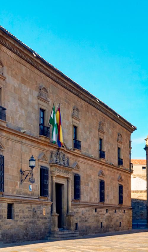 Fachada principal del Parador de Úbeda con la iglesia al fondo