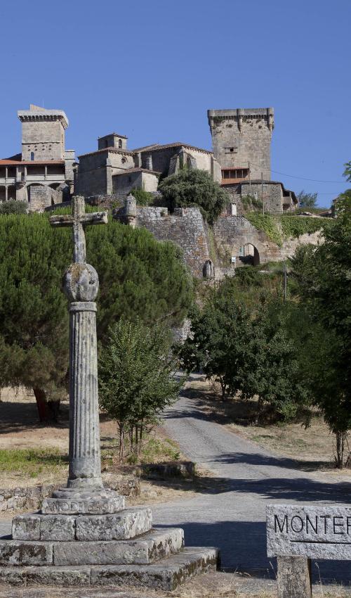 Vista del Parador desde el cartel de Monterrei