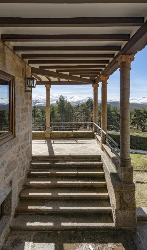 Porche del Parador de Gredos con paisaje abierto al fondo