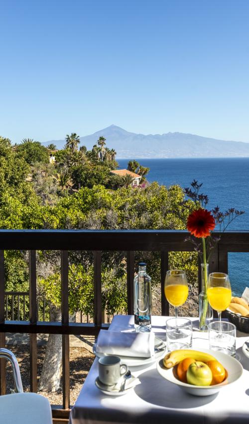 Habitación del Parador de La Gomera con vistas a la isla de Tenerife